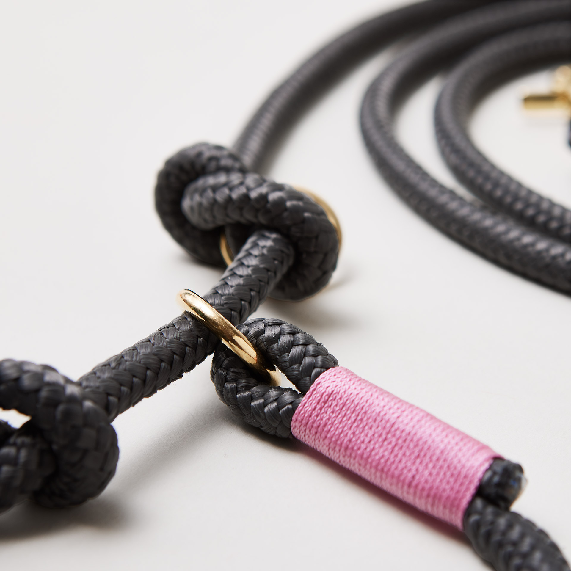 Detail Retrieverleine Heavens Rock mit verstellbaren Knoten für Hals- und Kopfumfang, Messing, dunkelgraues Tau mit rosafarbener Takelung