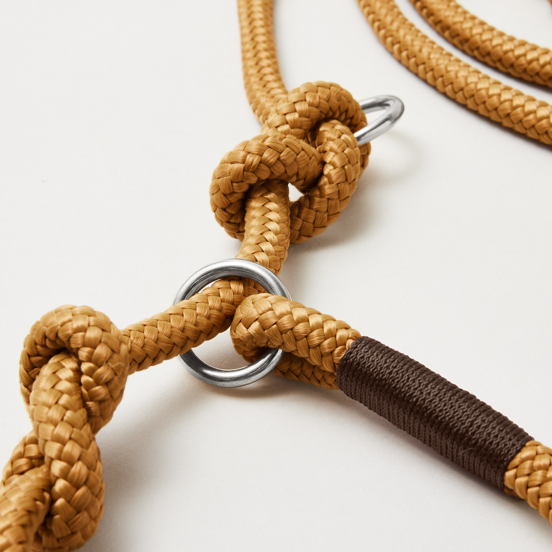 Detail Retrieverleine Sweet Toffee Dunkelbraun mit verstellbaren Knoten für Hals- und Kopfumfang, silberne Karabiner, karamellfarbenes Tau mit dunkelbrauner Takelung