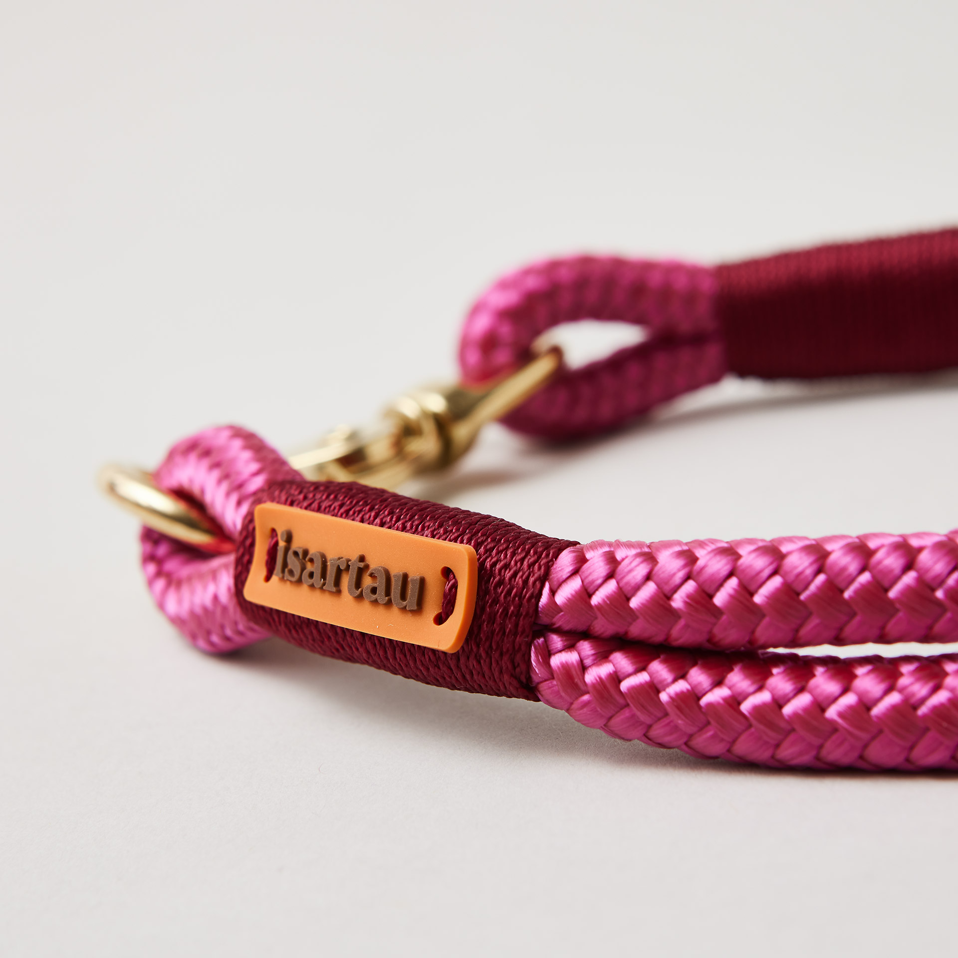 isartau Logo auf burgunderroter Takel und magentafarbenem Tau, Softtau Viva Magenta Burgunder mit Messing-Beschlägen