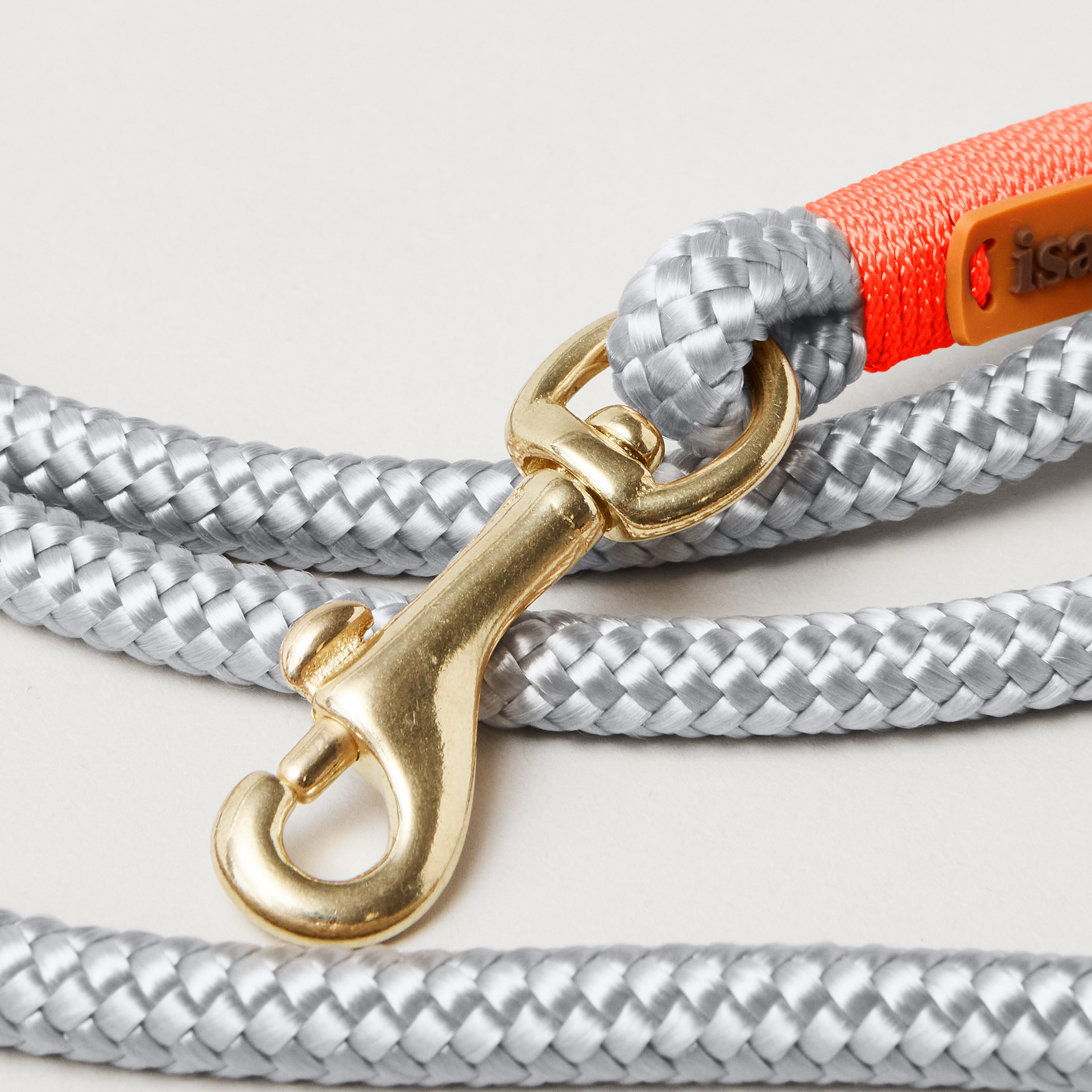 Detail Hundeleine Pebble Stone Neonorange, hellgraues Tau mit neonoranger Takelung, Fokus auf Karabiner