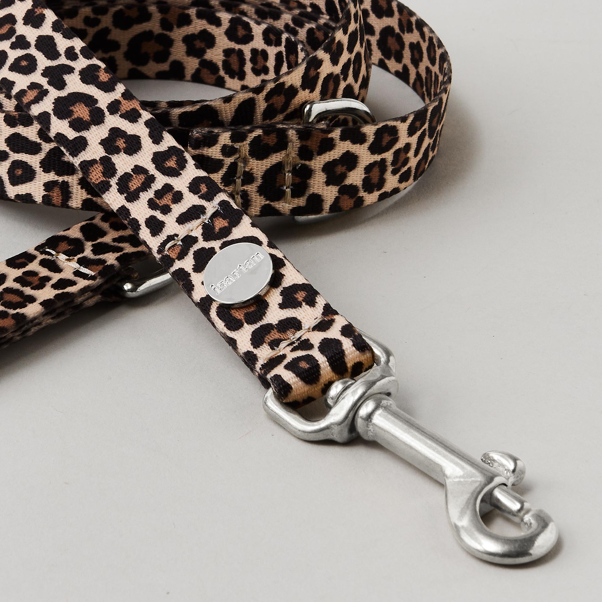 Detail schmale Hundeleine Leo Gurtband mit Leoprint in 15mm Breite silberfarbene Mini-Karabiner