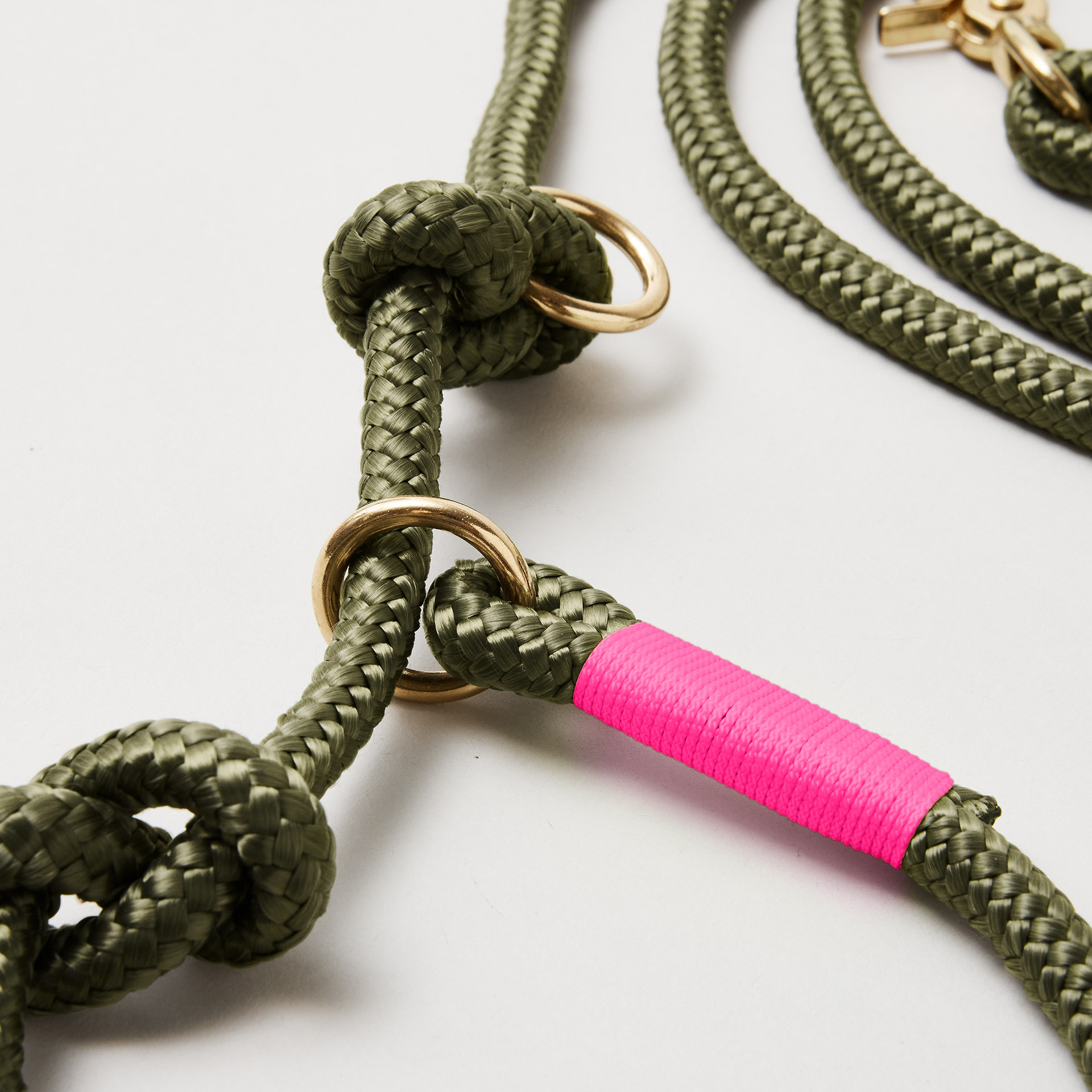 Detail Retrieverleine Olive Grove Neonpink mit verstellbaren Knoten für Hals- und Kopfumfang, Messing-Karabiner, olivfarbenes Softtau mit neonpinker Takelung