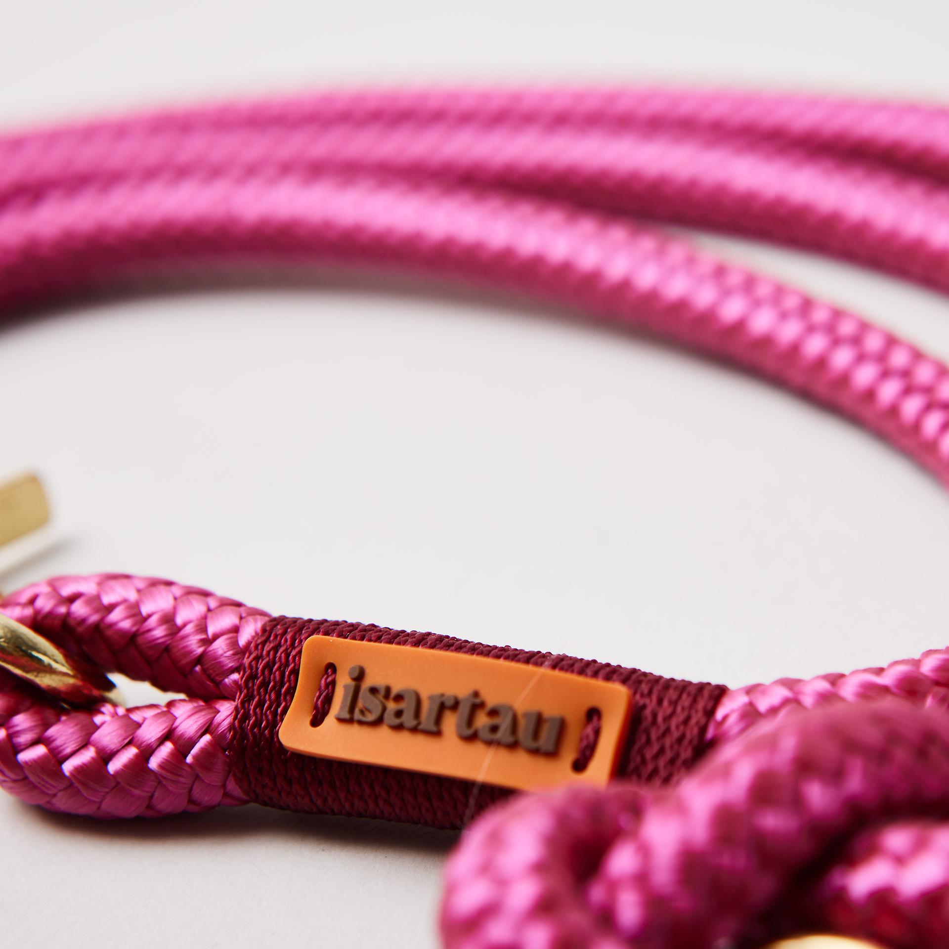 isartau-Logo auf magentafarbenem Tau und burgunderroter Takelung bei der Farbkombination Viva Magenta Burgunder