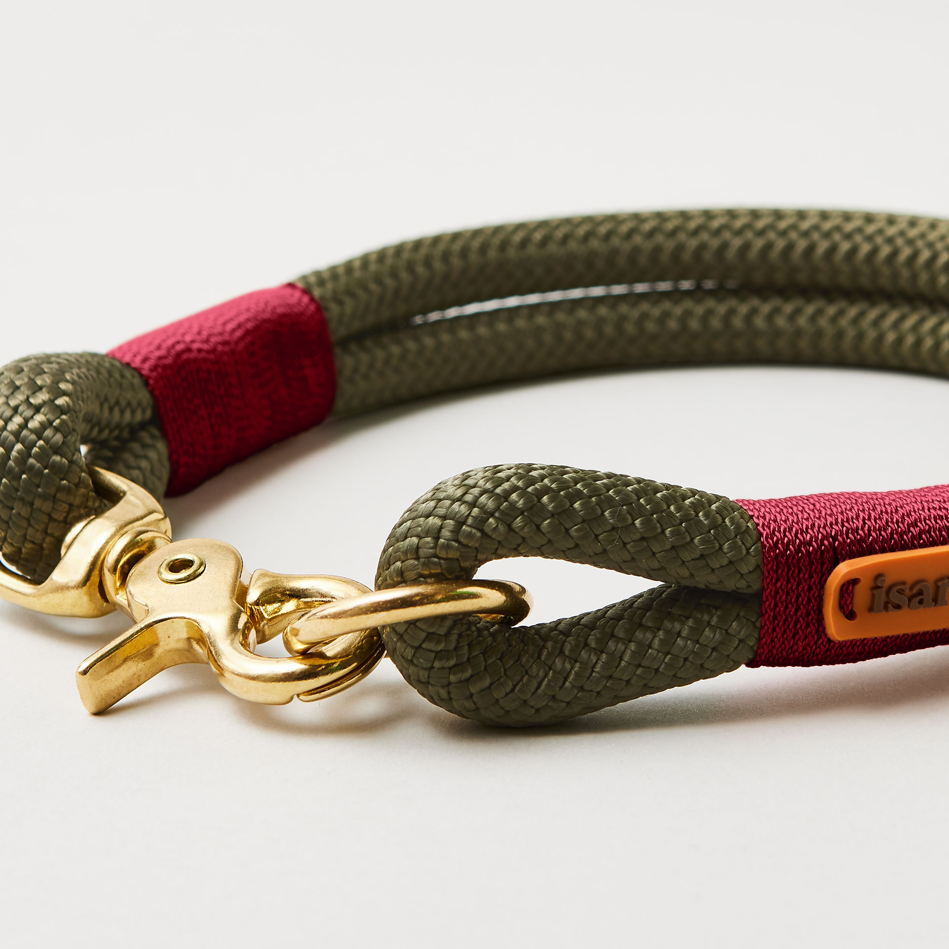 Detail Ring und Karabiner am Modell Feste Halsung Olive Grove Burgunder mit Messing-Beschlägen, olivfarbenes Kletterseil mit burgunderfarbener Takelung