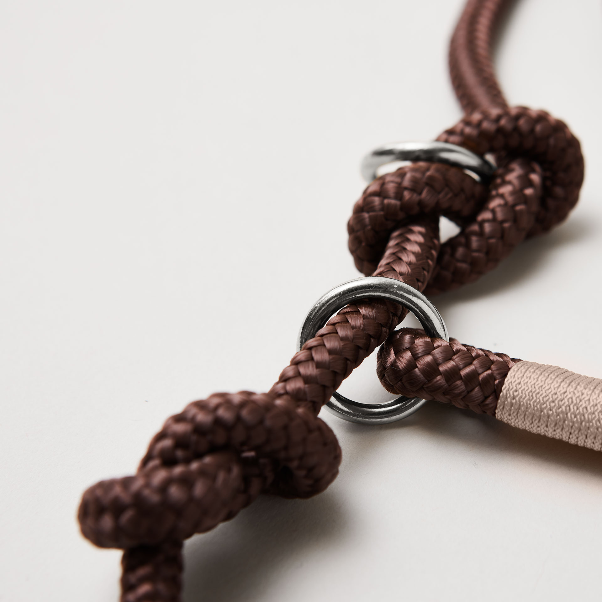 Detail Retrieverleine Classy Chestnut Beige mit verstellbaren Knoten für Hals- und Kopfumfang, silberne Karabiner, braunes Tau mit beiger Takelung