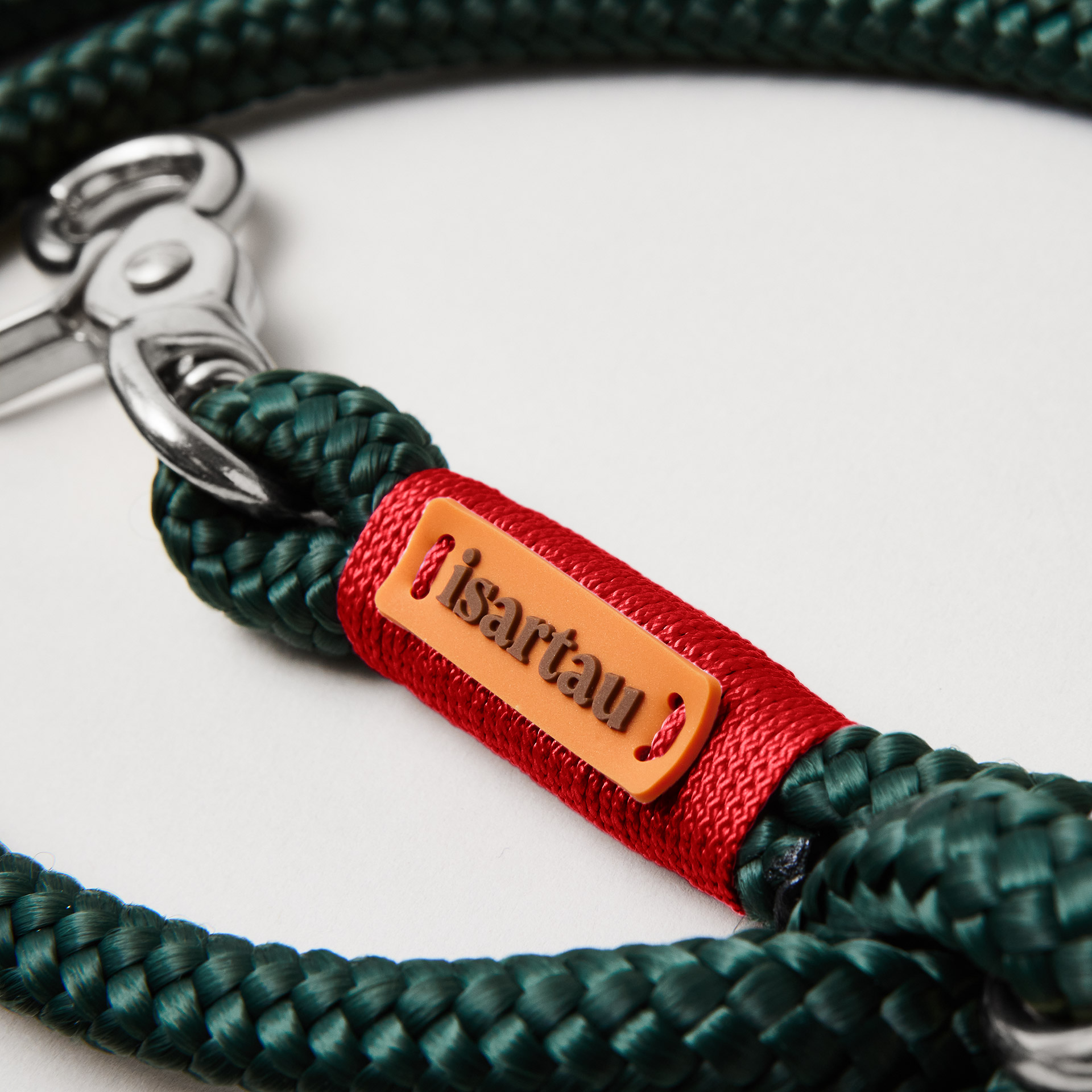 Detail isartau-Logo, feine Gravur auf dunkelgrünem Tau und roter Takelung