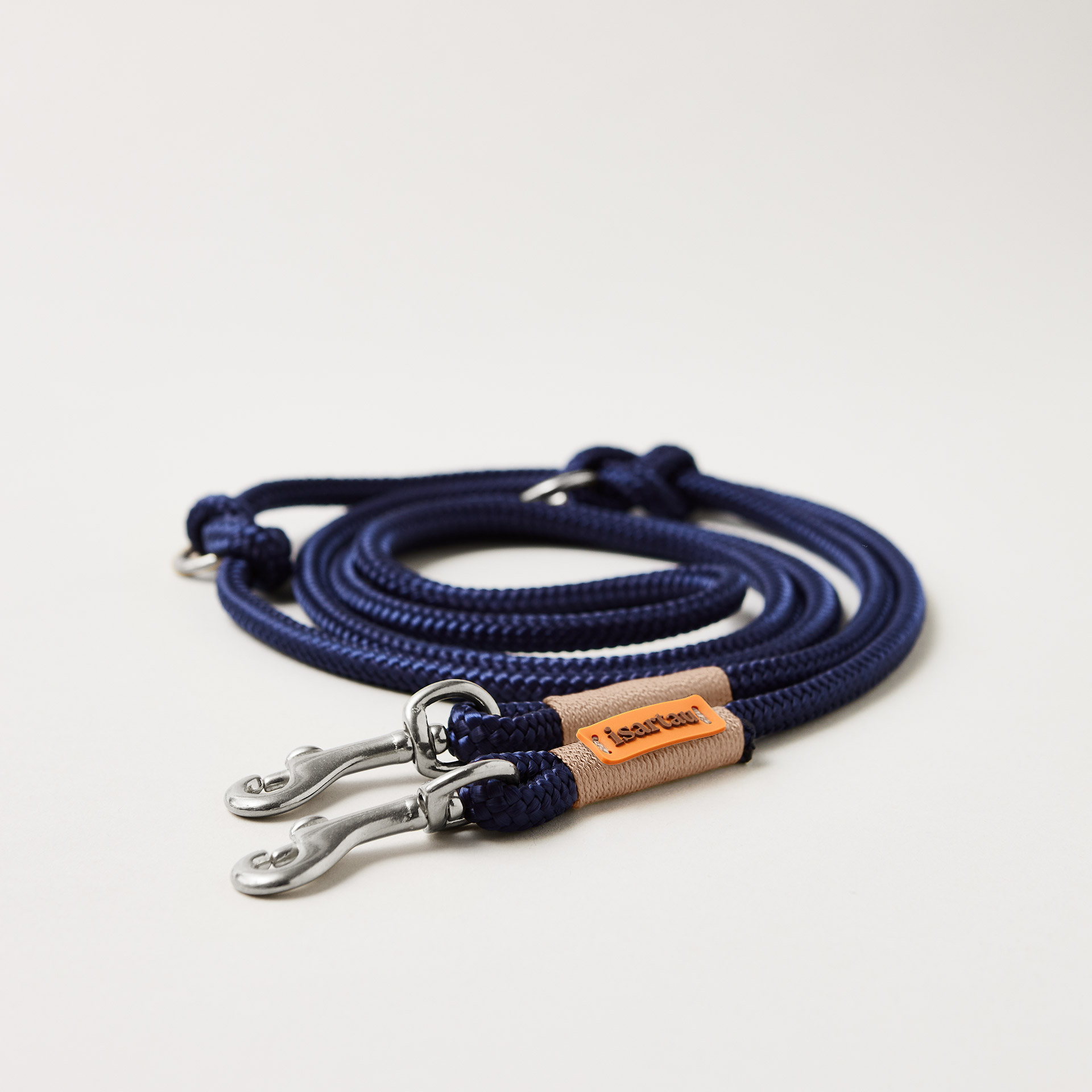 Tauleine Indigo Sea Beige 8 mm verstellbar mit leichten silberfarbenen Karabinern, dunkelblaues Tau mit beiger Takelung, flexibel längenverstellbar über Knoten