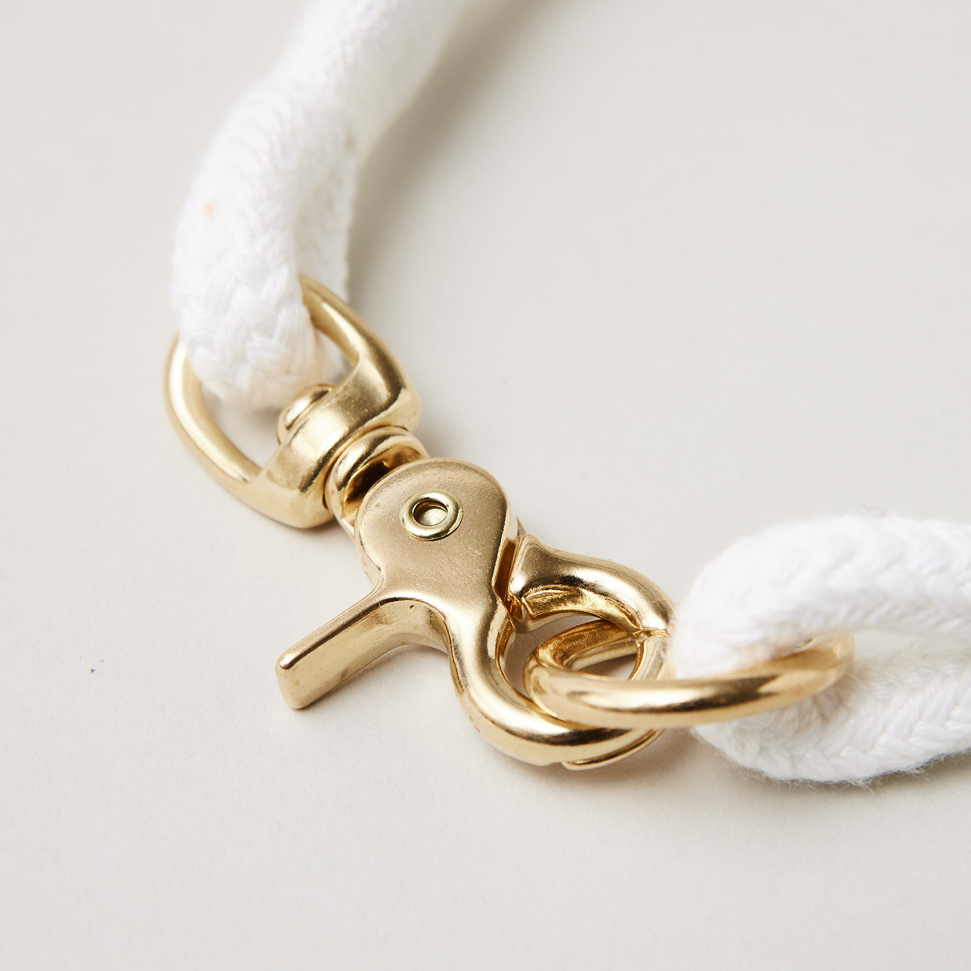 Verschluss Ring und Scherenkarabiner am Modell Feste Halsung Pure Breeze Weiß mit Messing-Beschlägen, weißes Tau und Takel