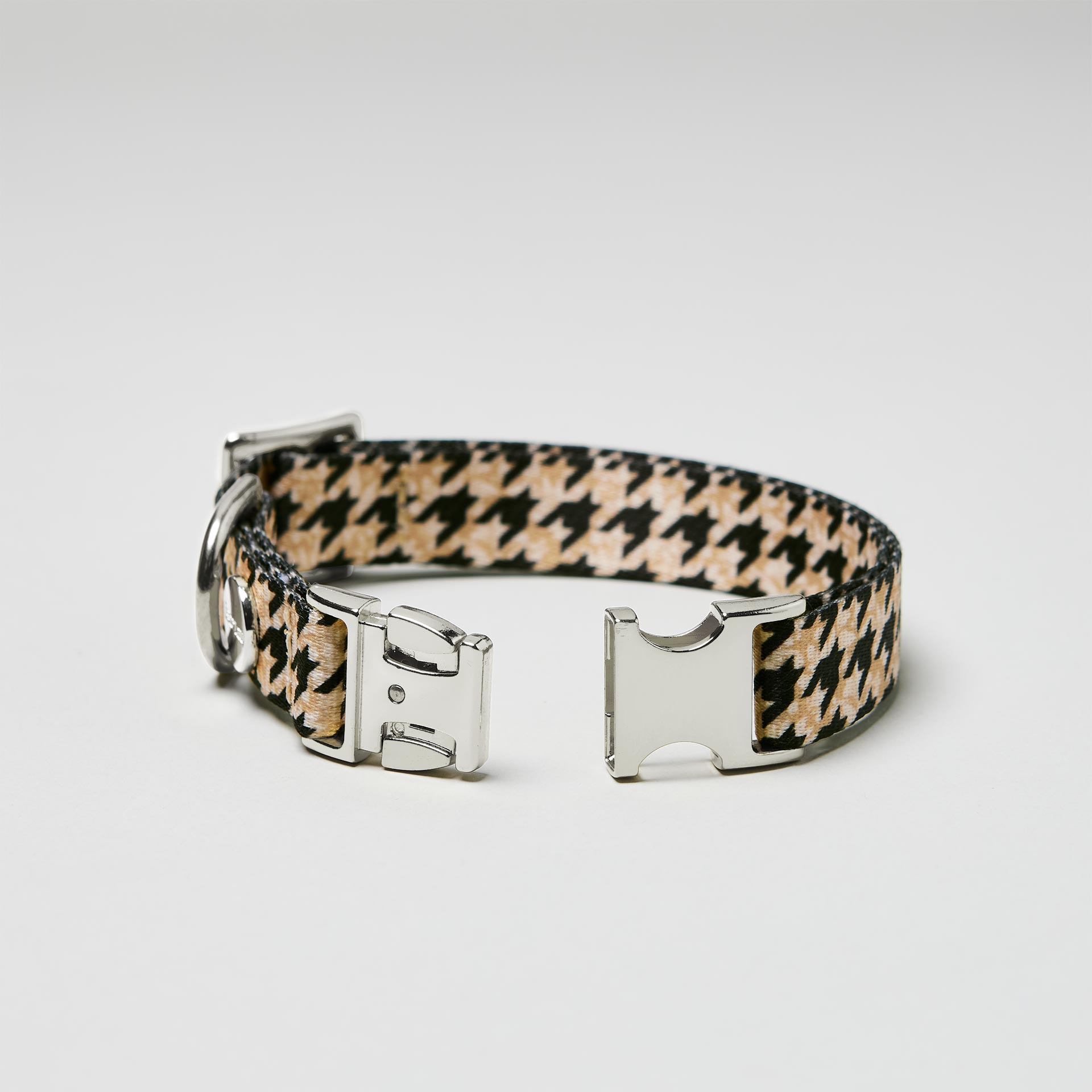 Detailaufnahme verstellbares Welpenhalsband Stadtgeflüster mit offener silberfarbener Steckschließe, Gurtband mit Hahnentritt Motiv