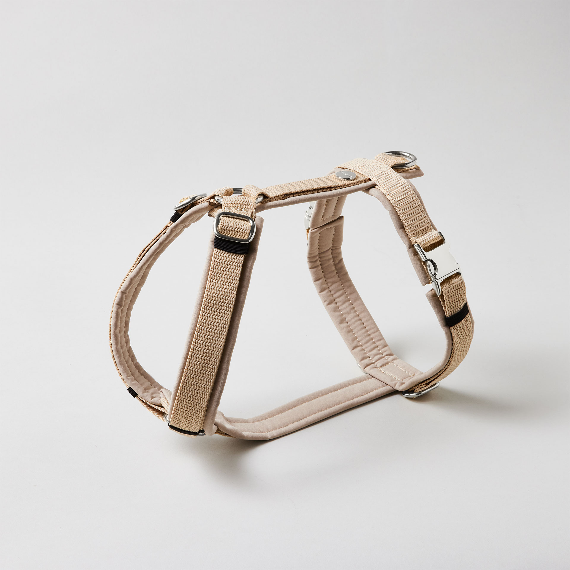 Verstellbares Hundegeschirr in Beige mit vollunterlegter Polsterung und silberfarbenen Beschlägen