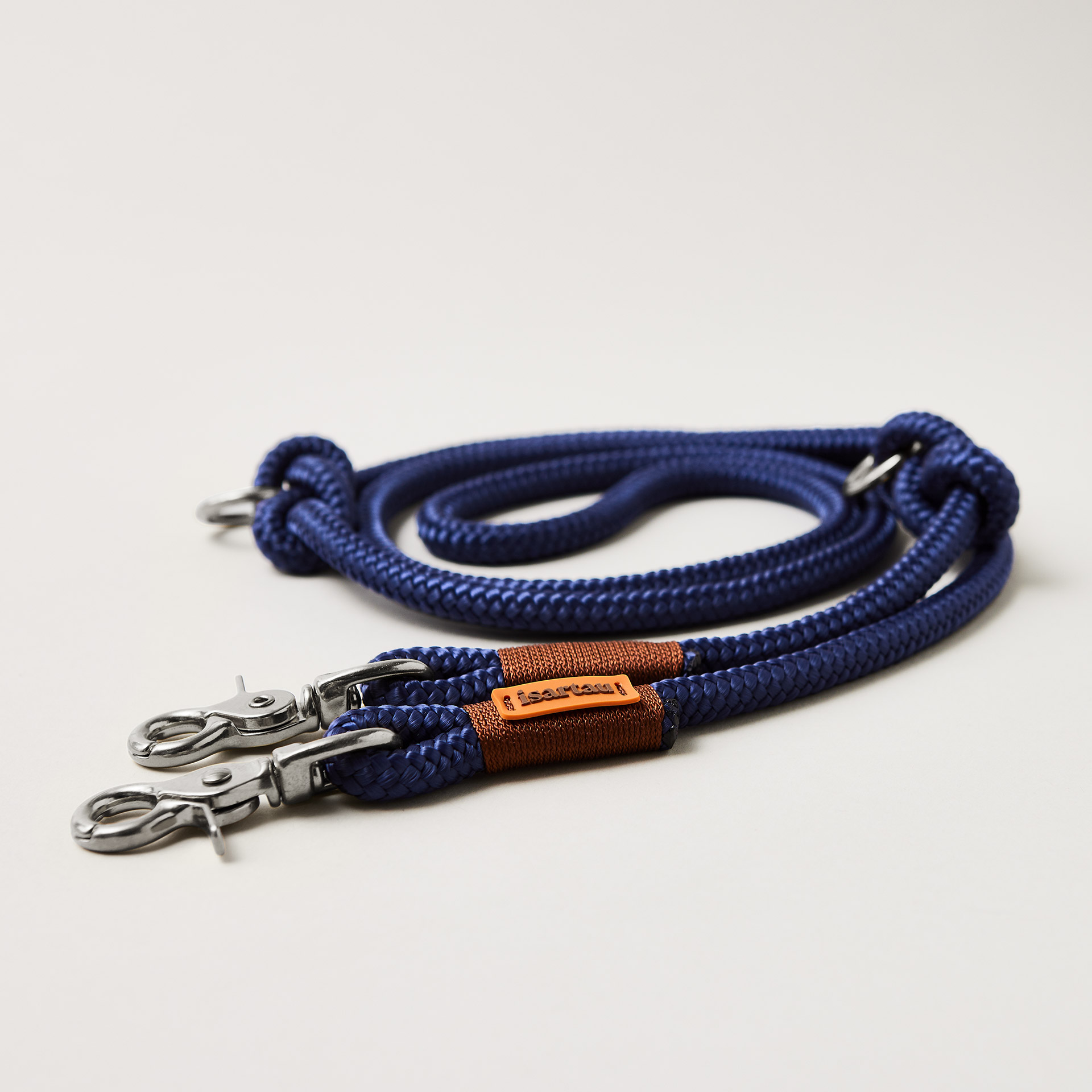 Leine aus Tau Indigo Sea Kastanie 10 mm verstellbar mit silberfarbenen Karabinern, dunkelblaues Tau mit brauner Takelung, längenverstellbar über Knoten