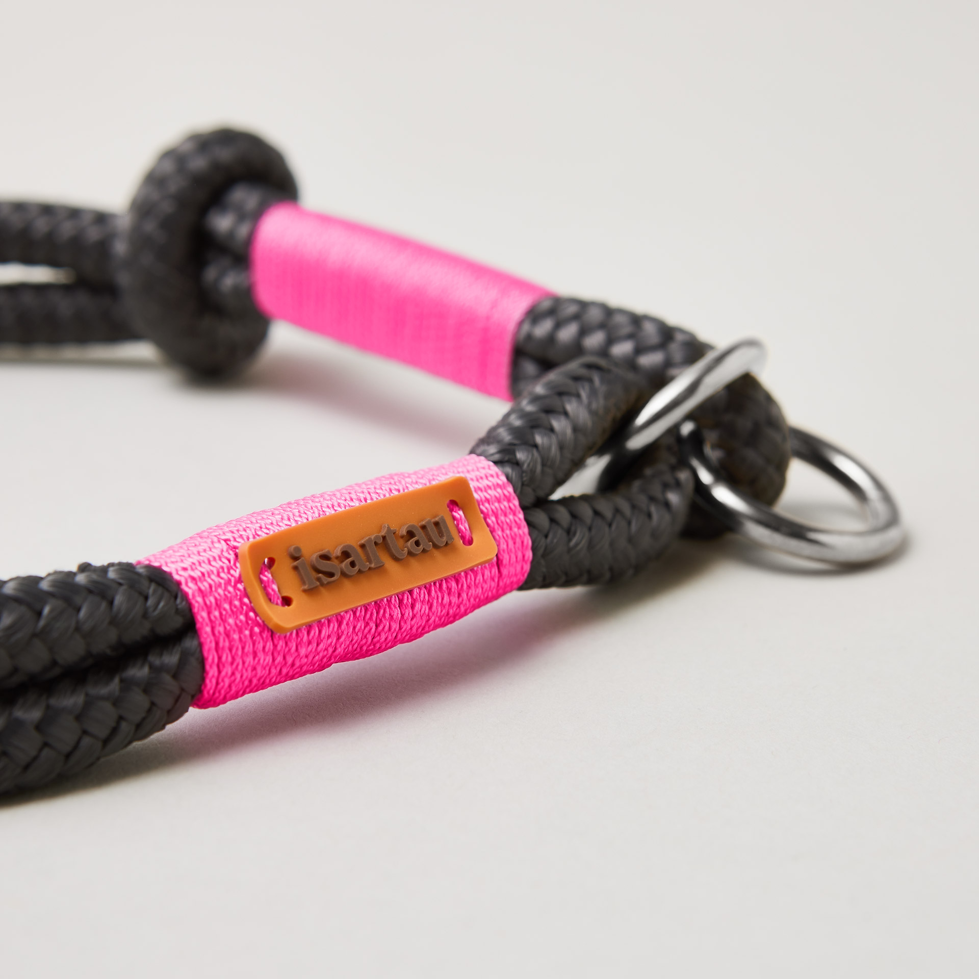 Detail Tauhalsband Zugstopp Heavens Rock mit silberfarbenen O-Ringen, dunkelgraues Tau mit neonpinker Takelung