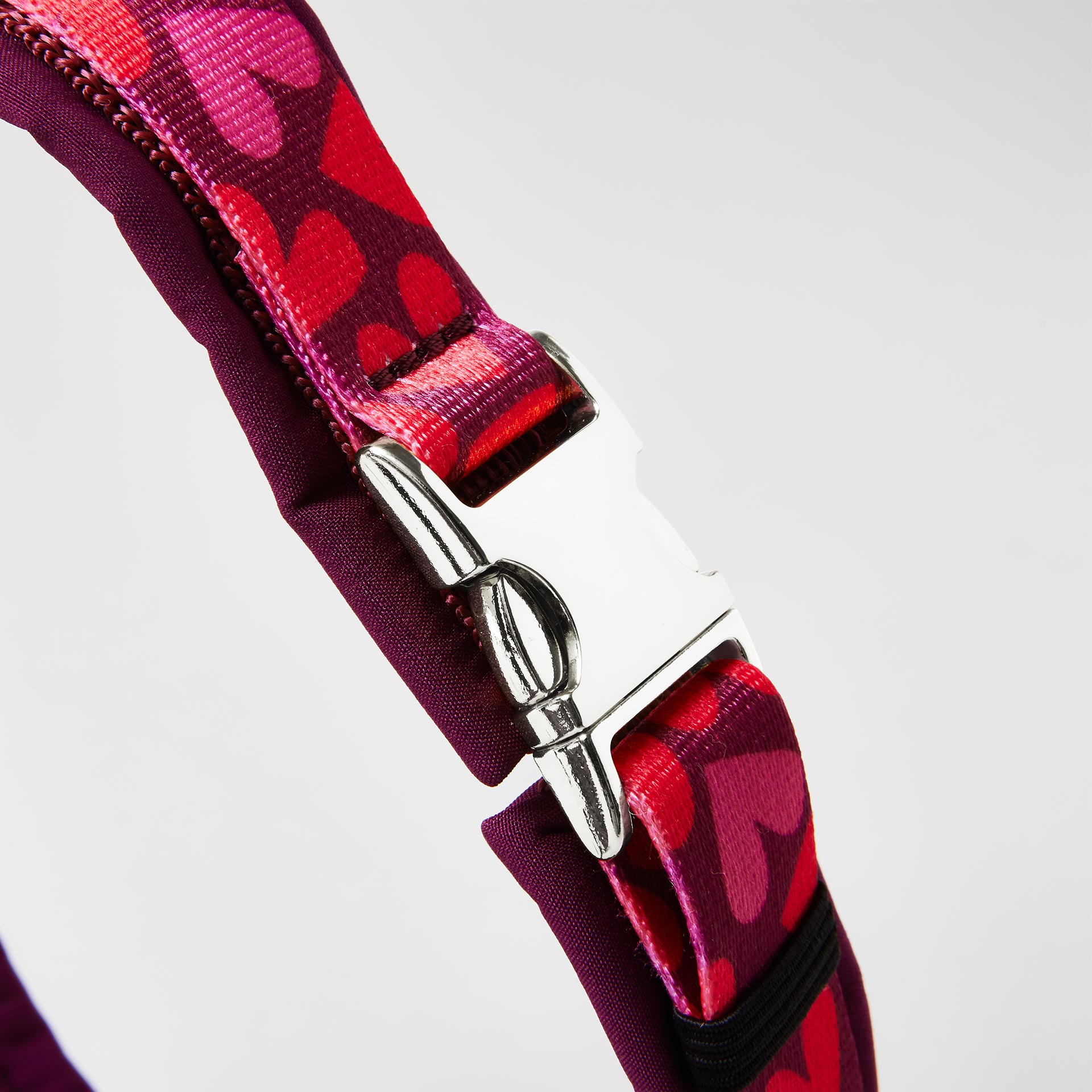 Detail gepolstertes Hundegeschirr Herzklopfen mit silberfarbener Steckschließe zum Öffnen und Schließen