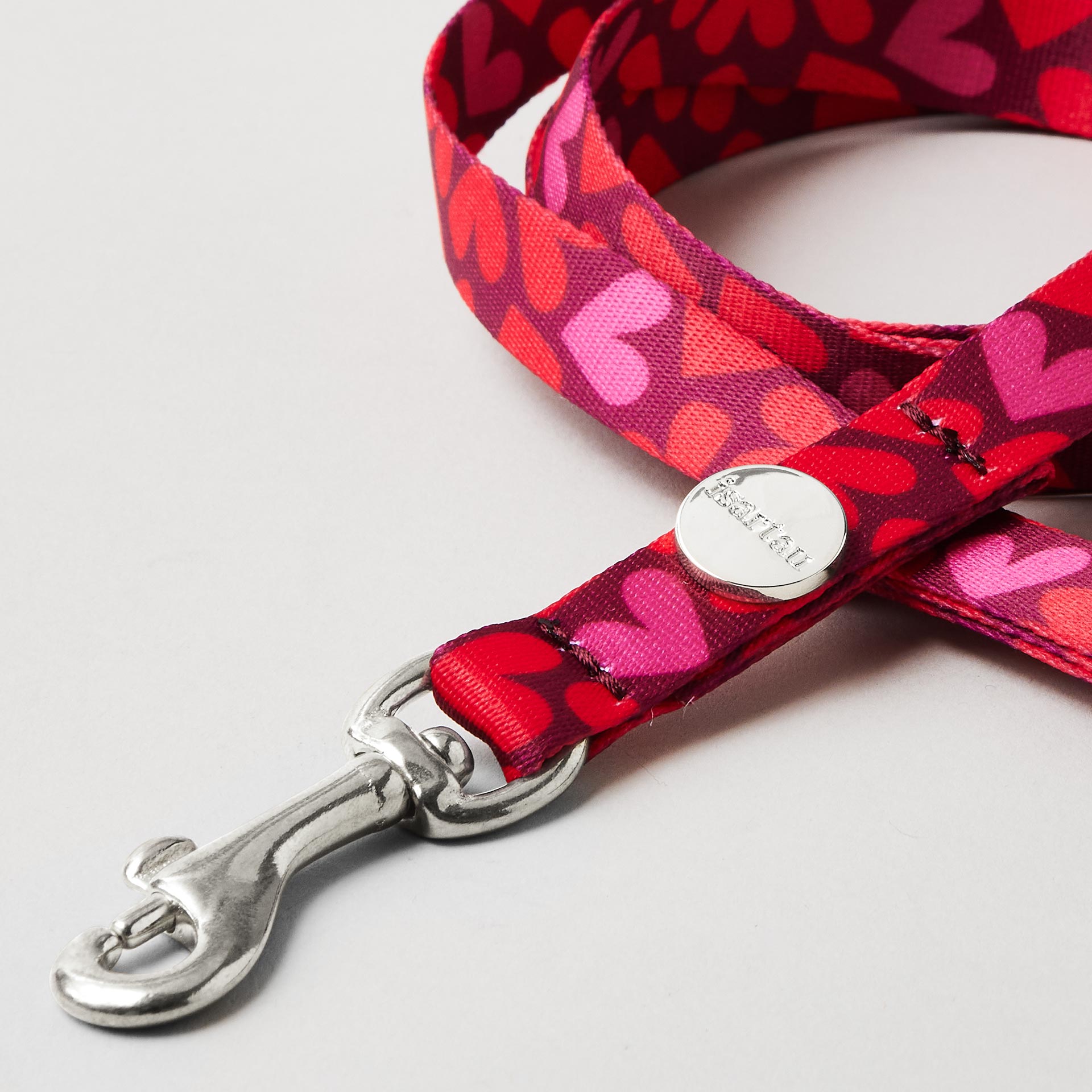 Detail schmale Hundeleine Herzklopfen Gurtband mit roten Herzen in 15mm Breite silberfarbene Mini-Karabiner