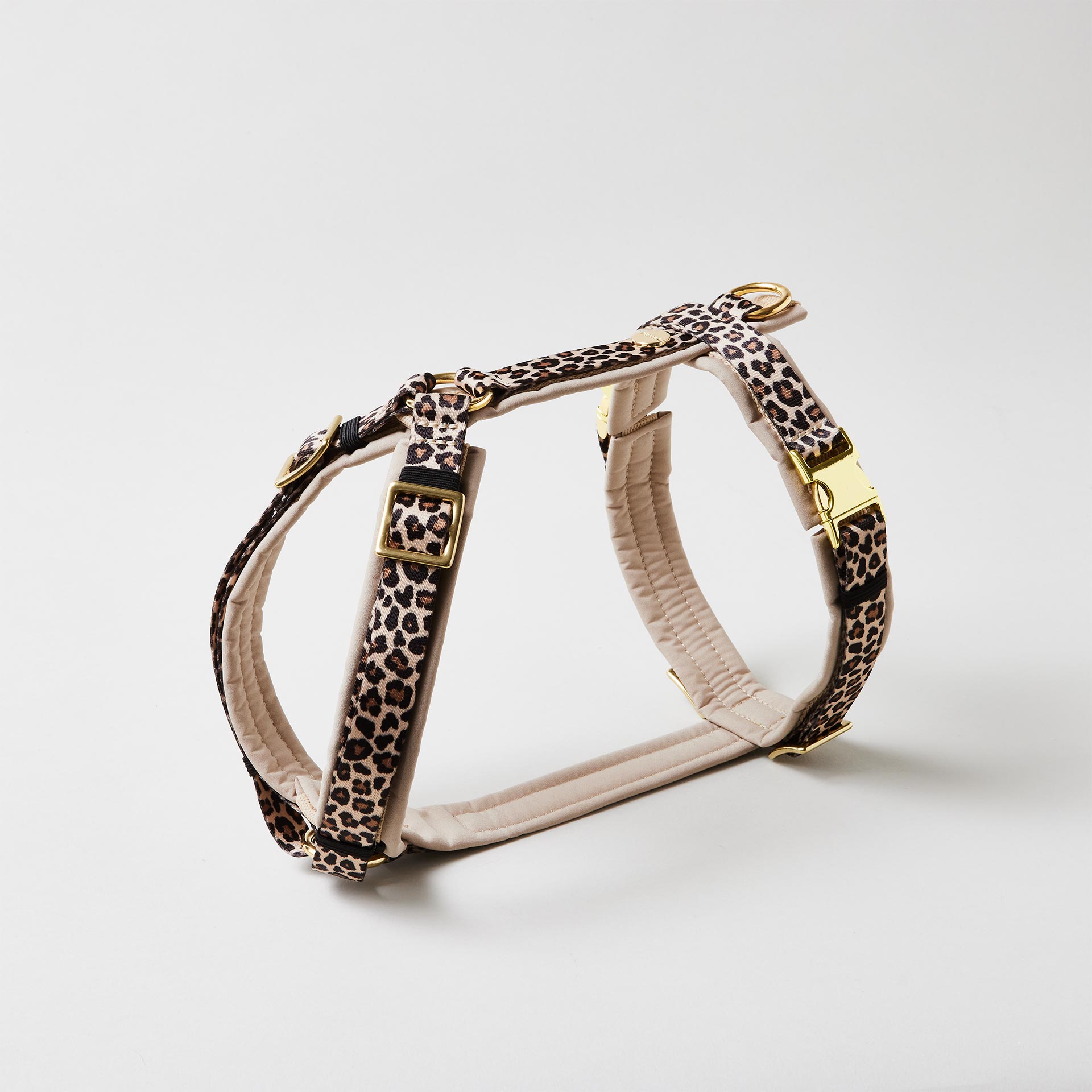 Gepolstertes Y-Hundegeschirr im Leoprint Design verstellbaren Schiebern und goldfarbenen Steckschließen