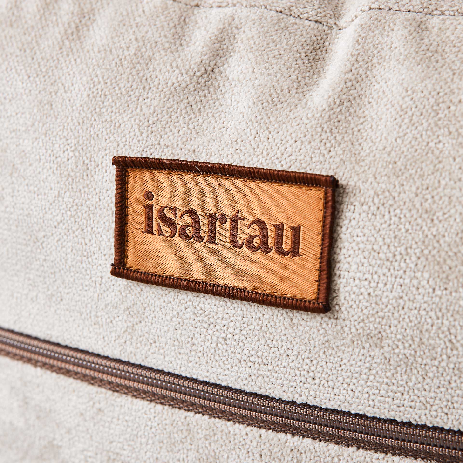 Fokus auf isartau Logo am Bagelbettchen mit Schmusebezug Velours Beige