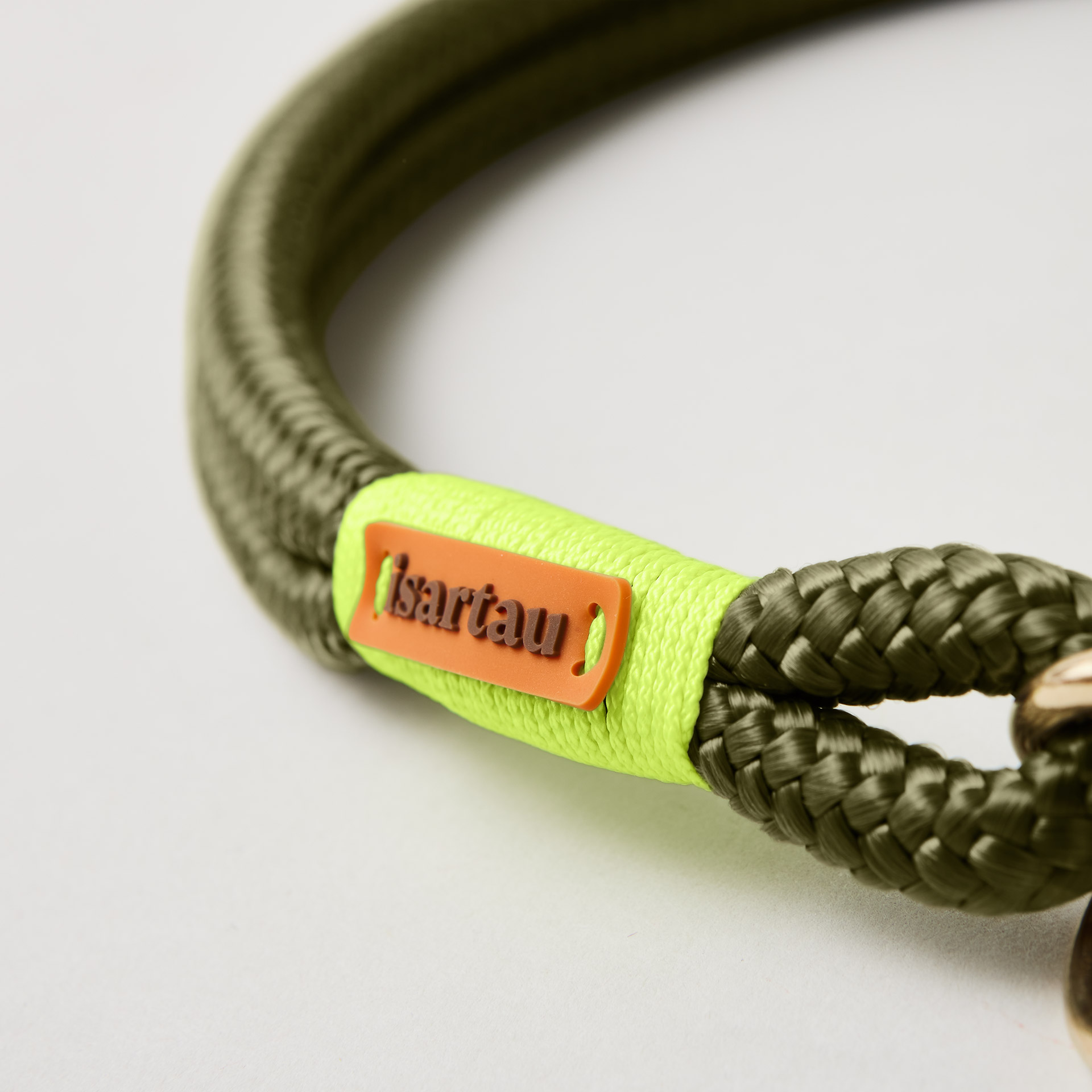 Softtau Olive Grove mit neongelben Takel und isartau Logo