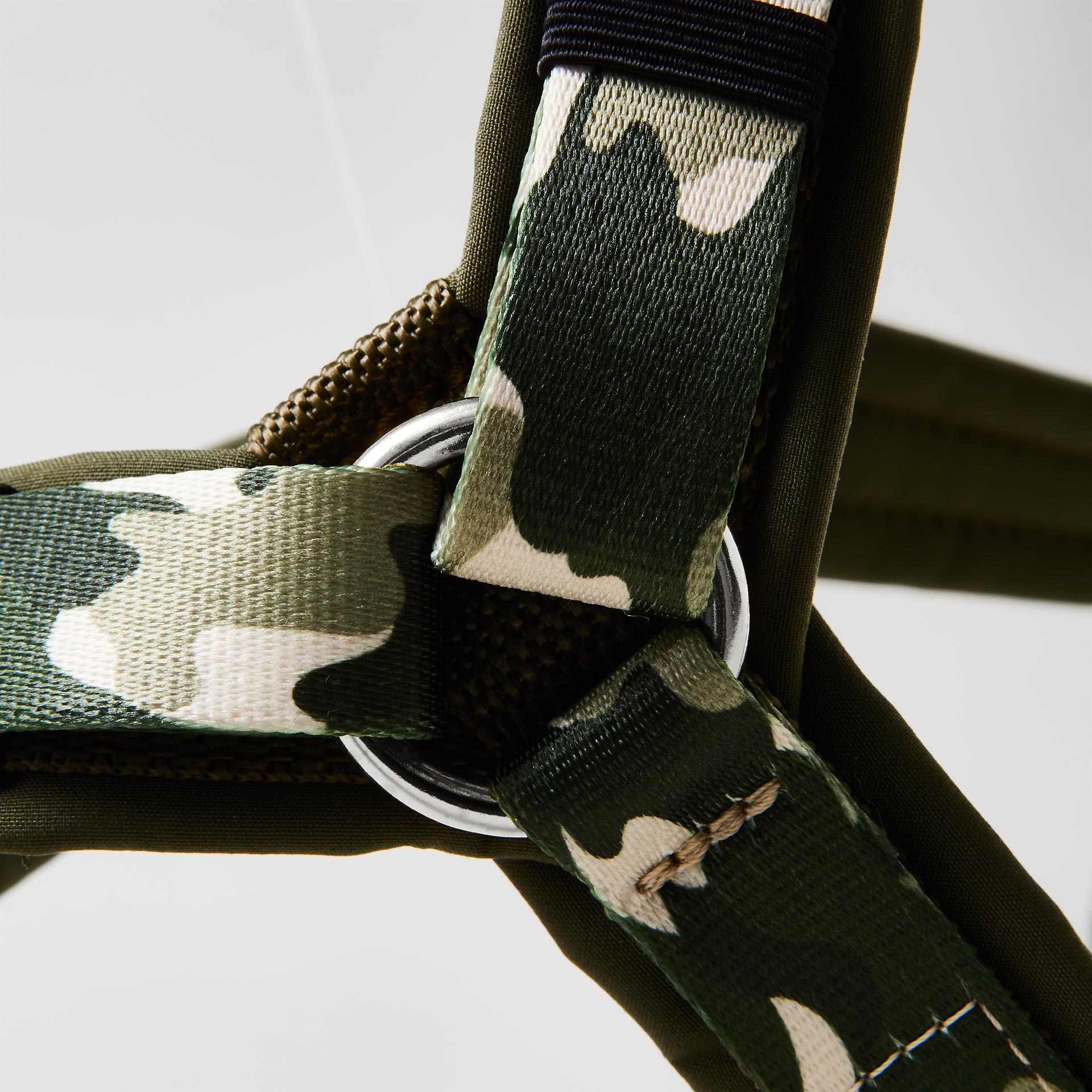 Detailaufnahme der Polsterung des Y-Brustgeschirrs im Design „Entdecker“ aus beigem Softshell-Stoff mit Camouflage-Muster in Grün und Beige.