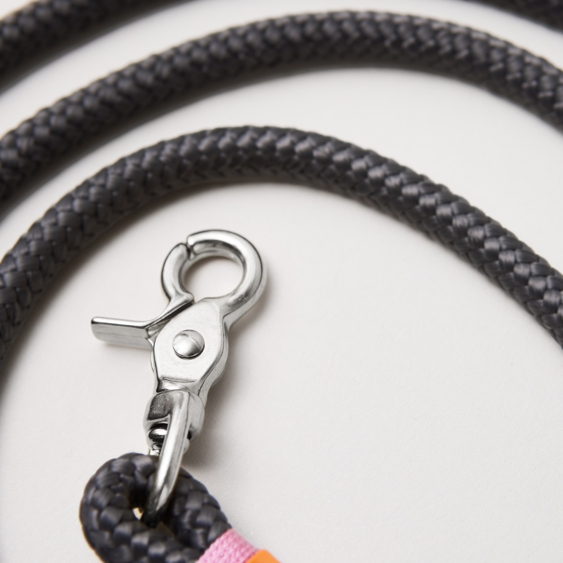 Detail Hundeleine Heavens Rock Rose, dunkelgraues Tau mit rosafarbener Takelung, Fokus auf silberfarbene Karabiner und Tau