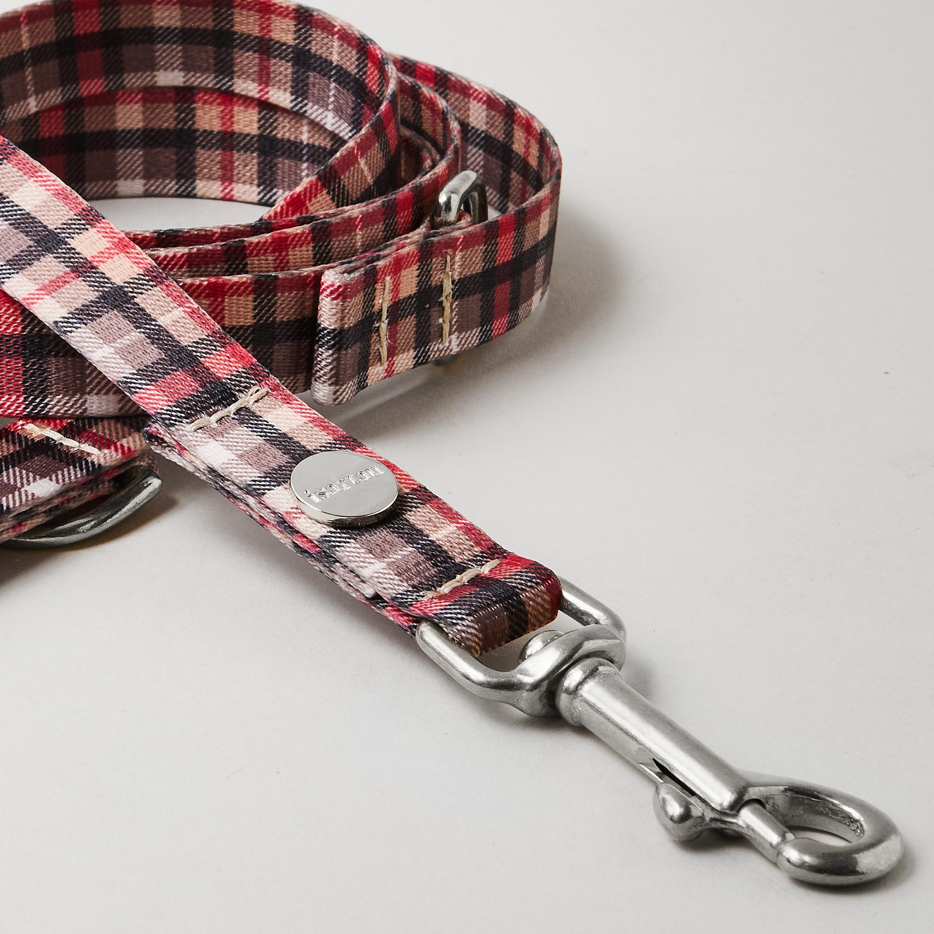 Detail verstellbare Hundeleine „Flaneur“, 20 mm breites Gurtband mit Karo-Print, silberfarbener Karabiner.