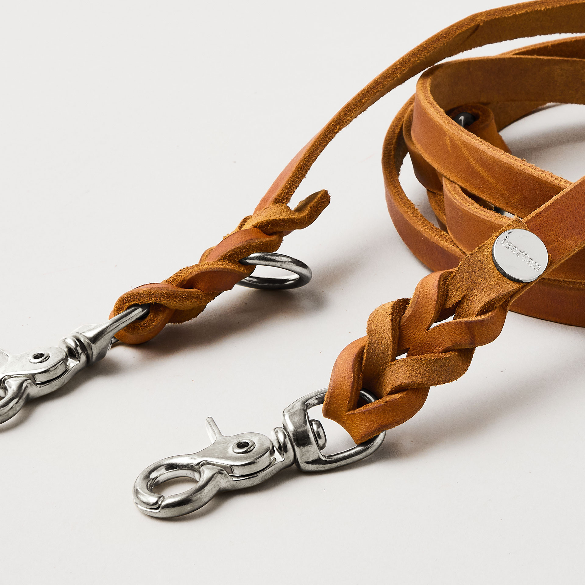 Detail Flechtung, Lederleine in Farbe Cognac, 15 mm breit, Scherenkarabiner silberfarben