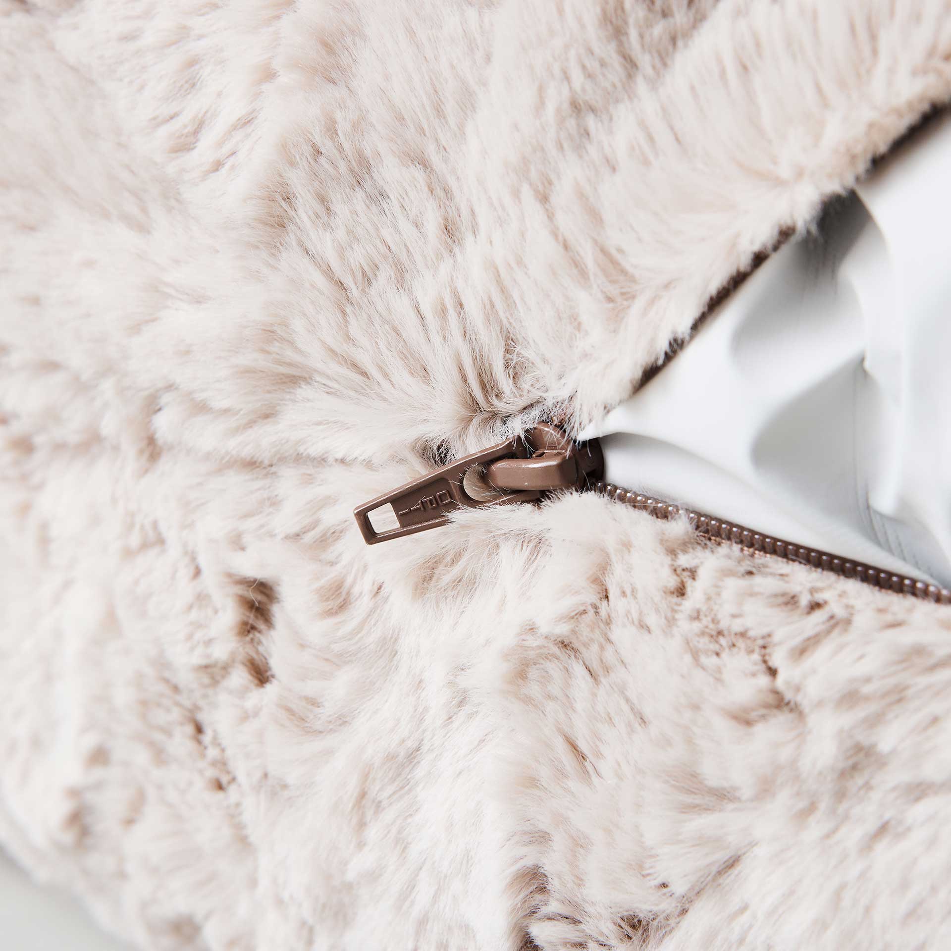 Orthopädisches Hundebett mit abziehbarem Bezug, praktischem 360 Grad Reißverschluss, Material Kunstfell Beige