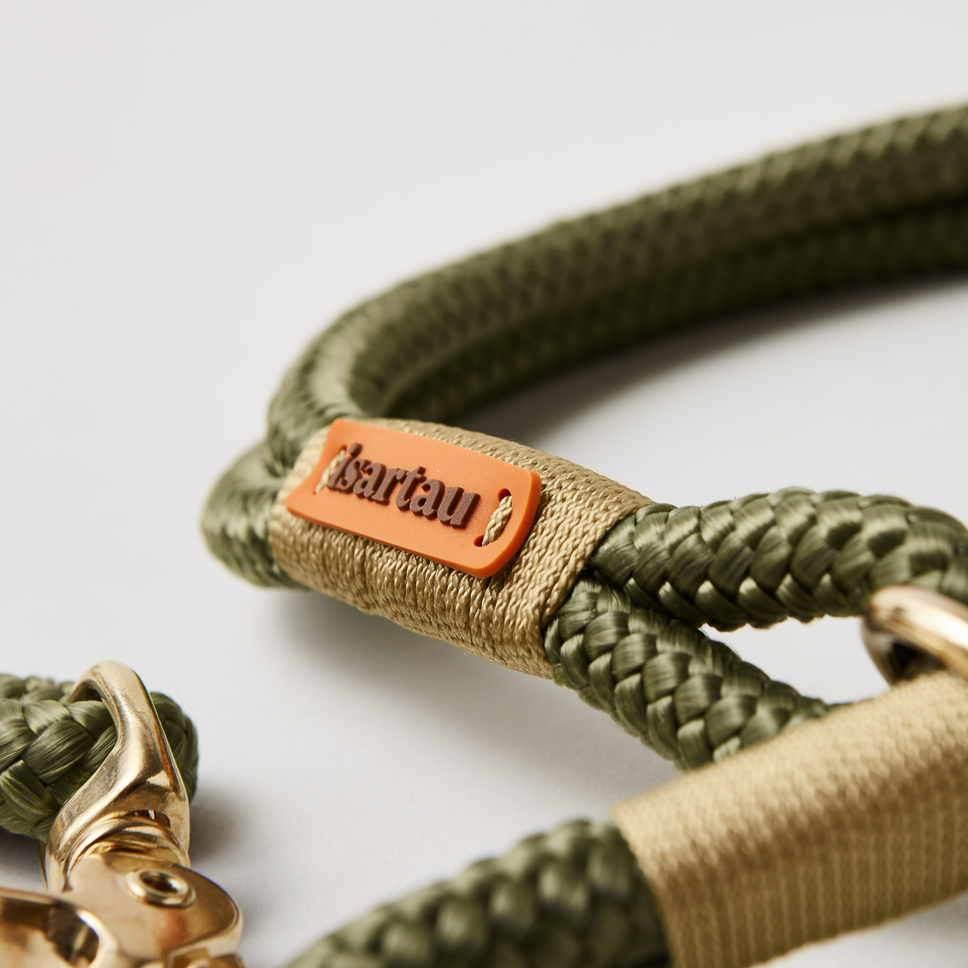 Detail Tauhalsband Zugstopp Olive Grove Gold mit Messing-Beschlägen, olivgrünes Softtau mit goldfarbener Takelung
