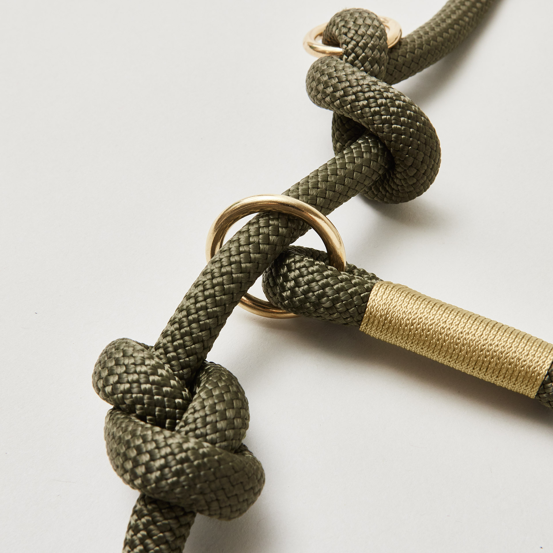 Detail Retrieverleine Olive Grove Gold mit verstellbaren Knoten für Hals- und Kopfumfang, olivgrünes Kletterseil mit goldfarbener Takelung