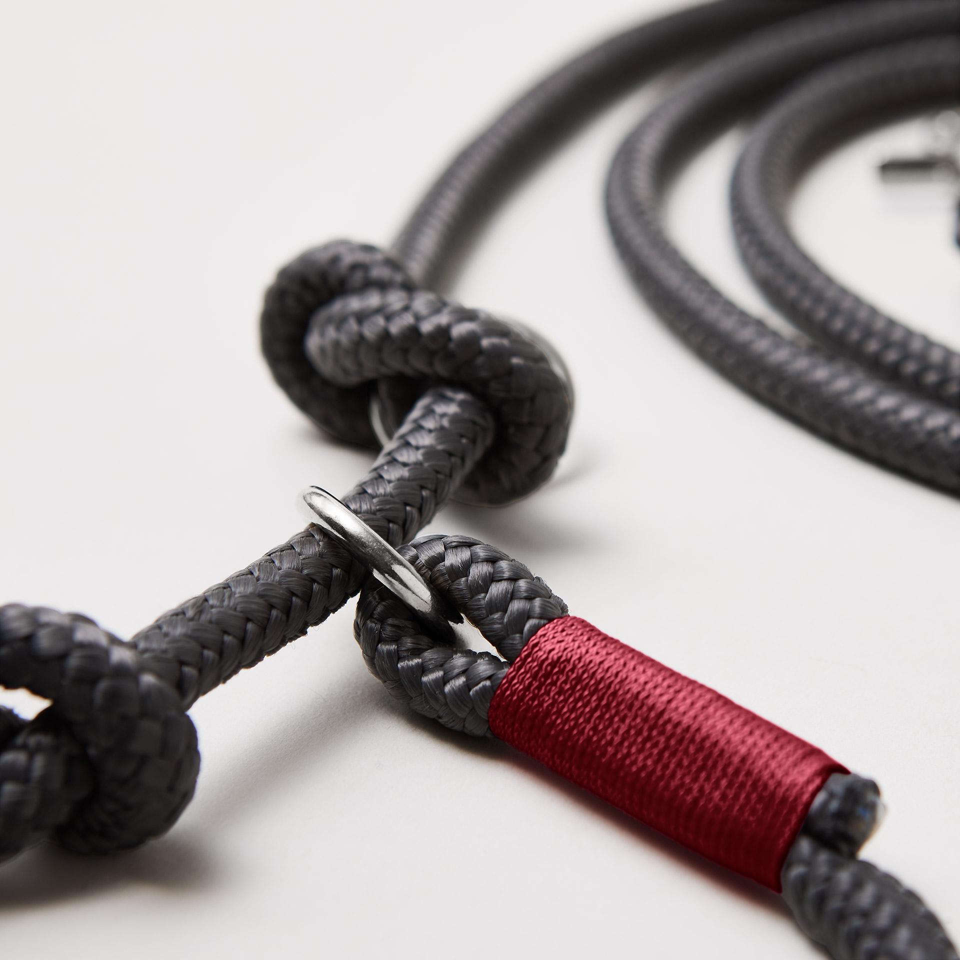 Detail Retrieverleine Heavens Rock Burgunder mit verstellbaren Knoten für Hals- und Kopfumfang, silberne Karabiner, dunkelgraues Tau mit weinroter Takelung