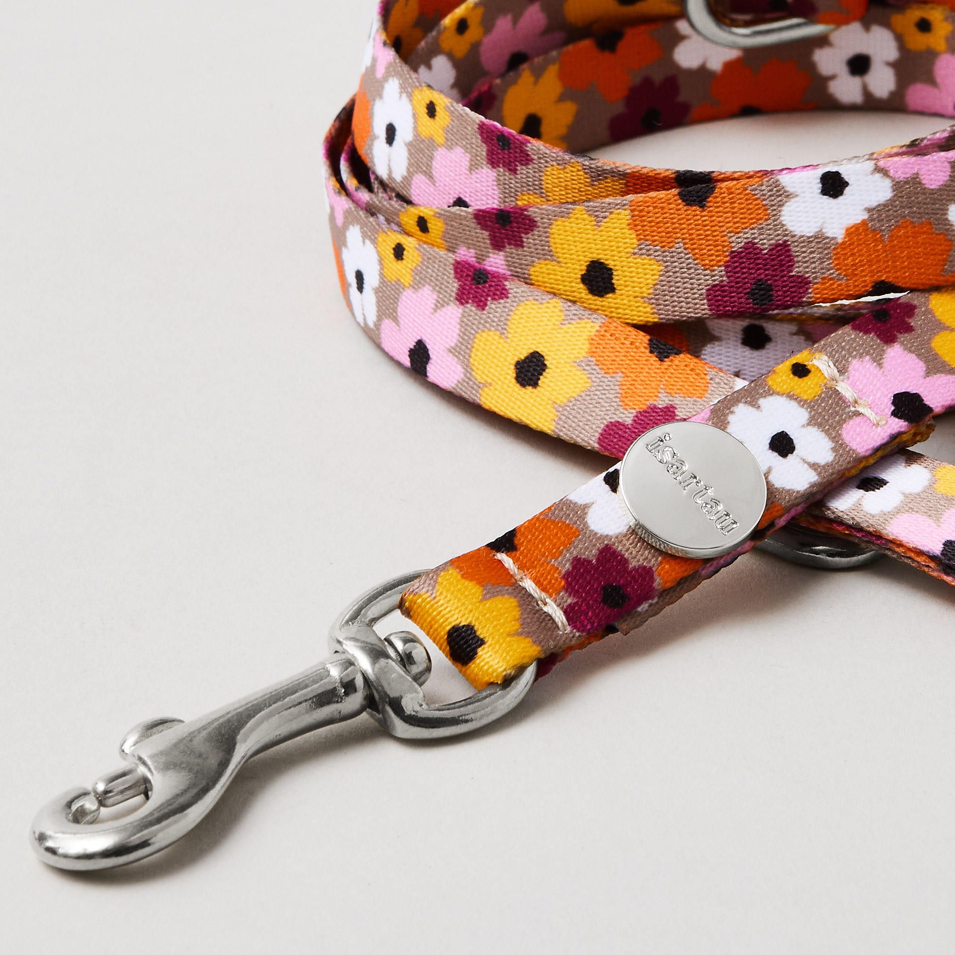 Detail schmale Hundeleine „Blumenmeer“, 15 mm breites Gurtband mit floralem Print, silberfarbene Mini-Karabiner.