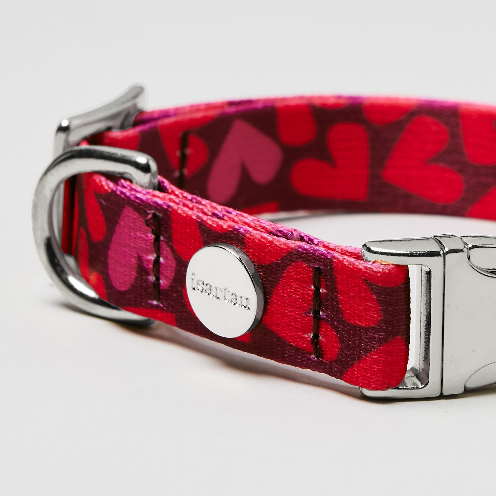 Nahaufnahme verstellbares Halsband Herzklopfen silberfarben, Gurtband mit Herzmotiv in Rottönen