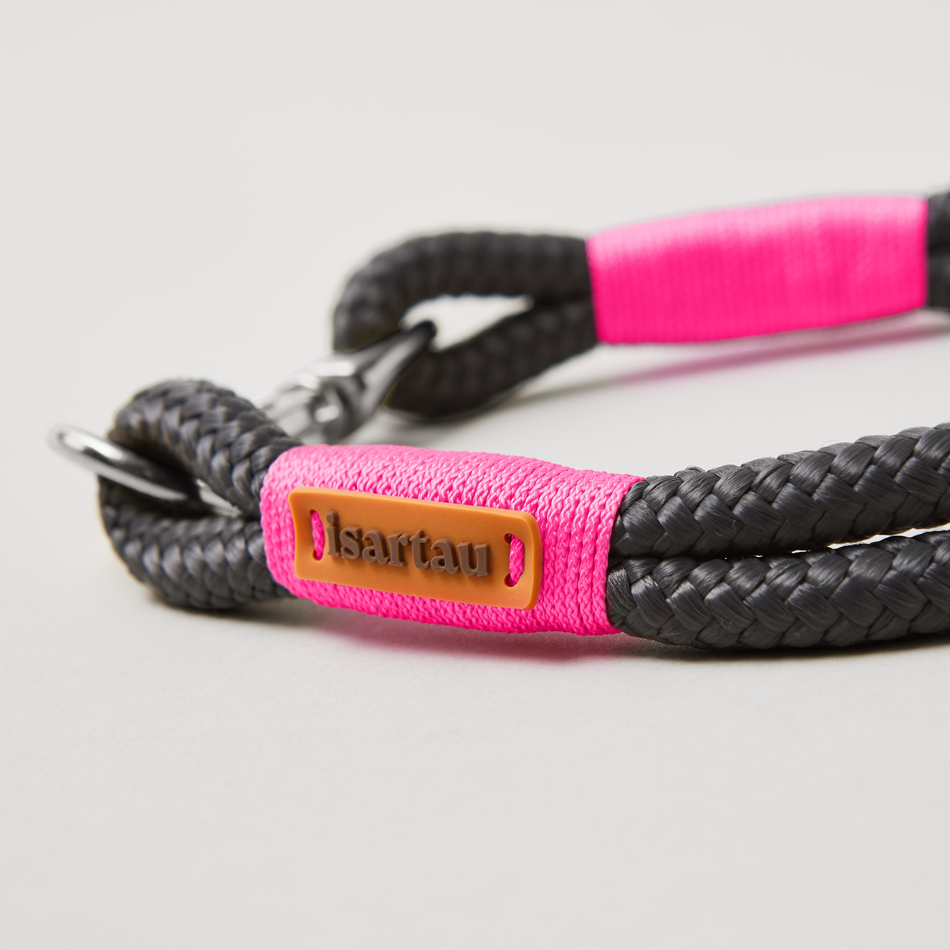 Detail auf nepnpinke Takelung an Hundehalsband aus Tau, Grau und Pink