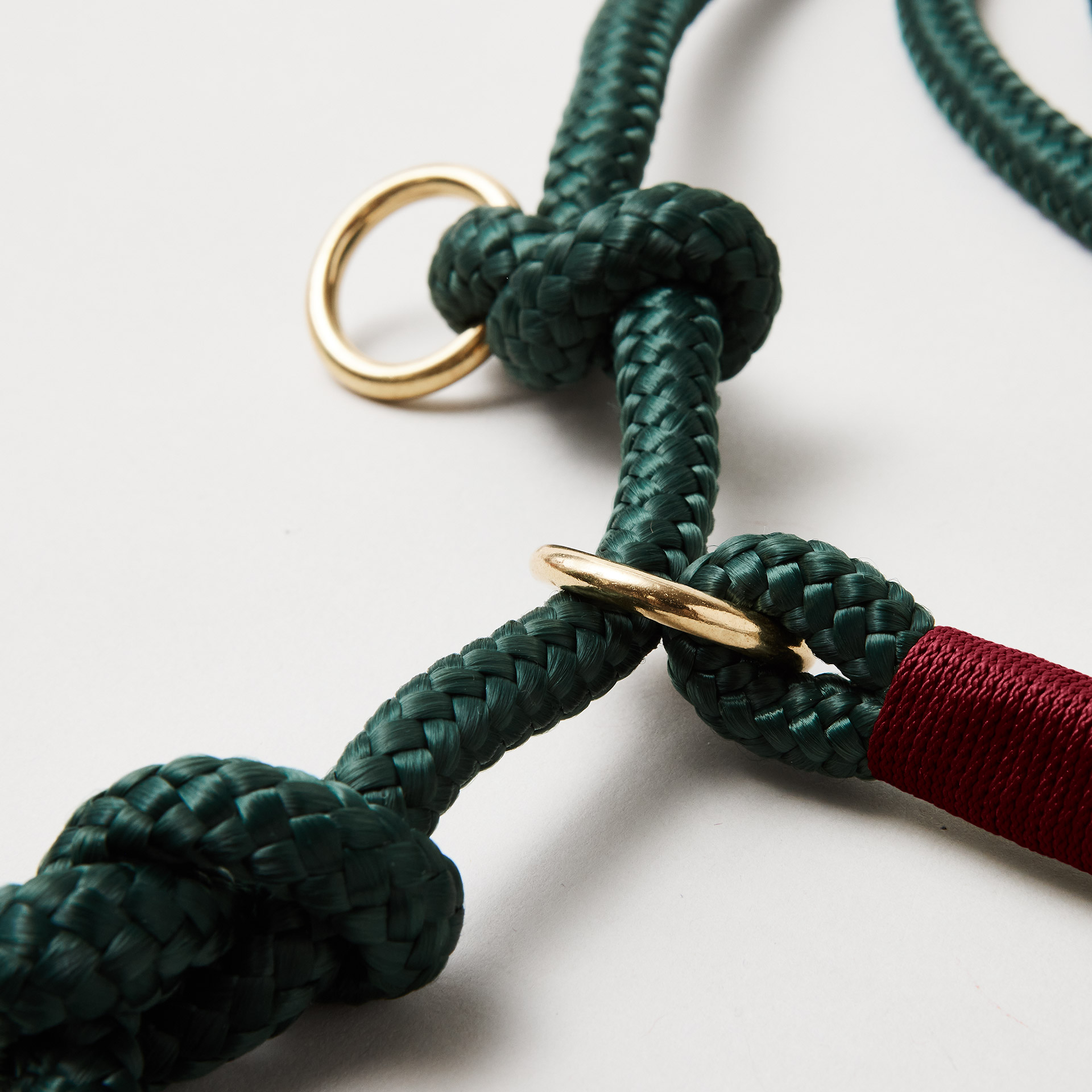 Detail Retrieverleine Evergreen Rot Burgunder mit verstellbaren Knoten für Hals- und Kopfumfang, Messing, dunkelgrünes Tau mit roter Takelung