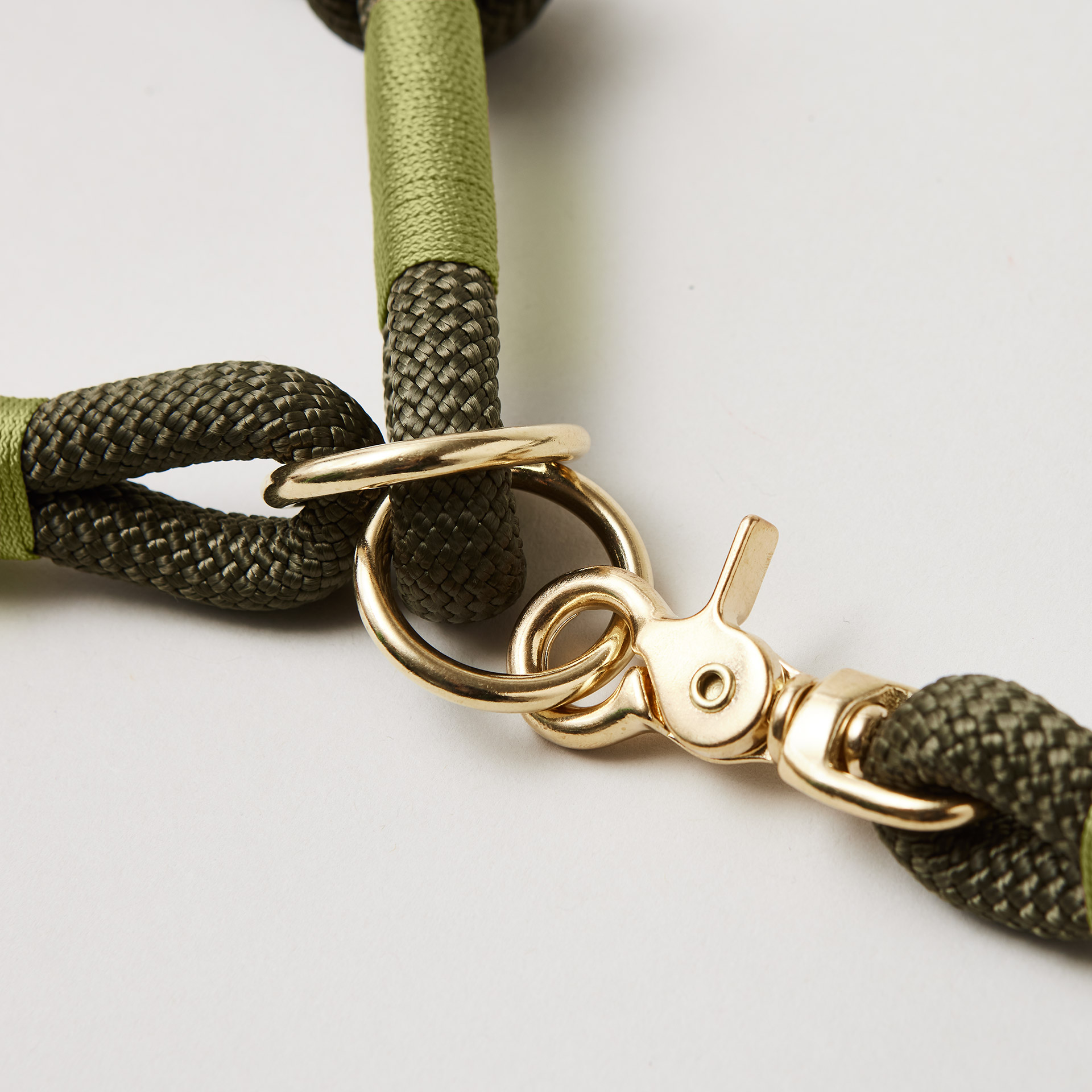 Detail Tau-Halsband Zugstopp mit Tauleine Olive Grove Moos aus Kletterseil, Messing
