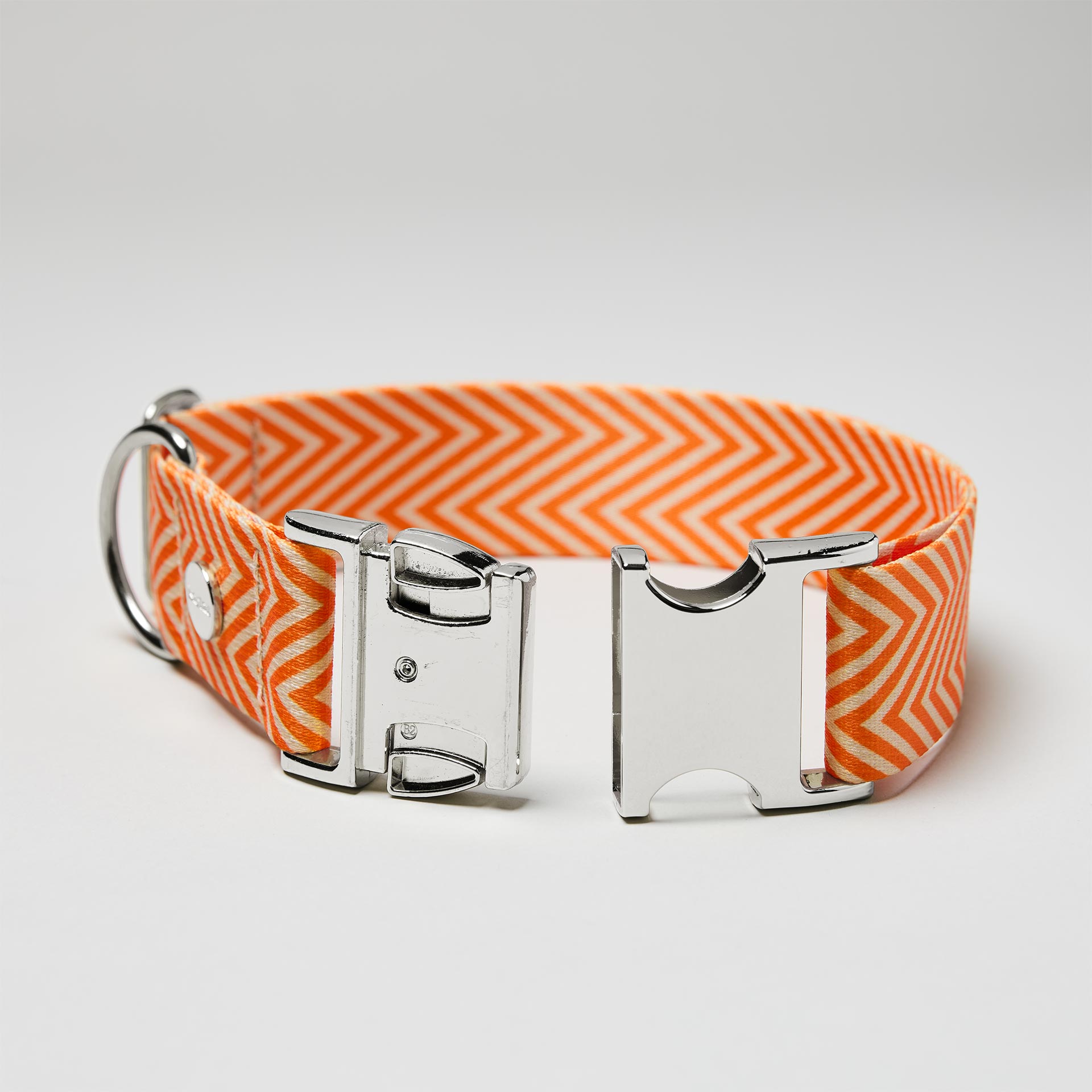 Tänzer mit offener silberfarbener Steckschließe, Gurtband im Fischgrät Muster Beige Orange