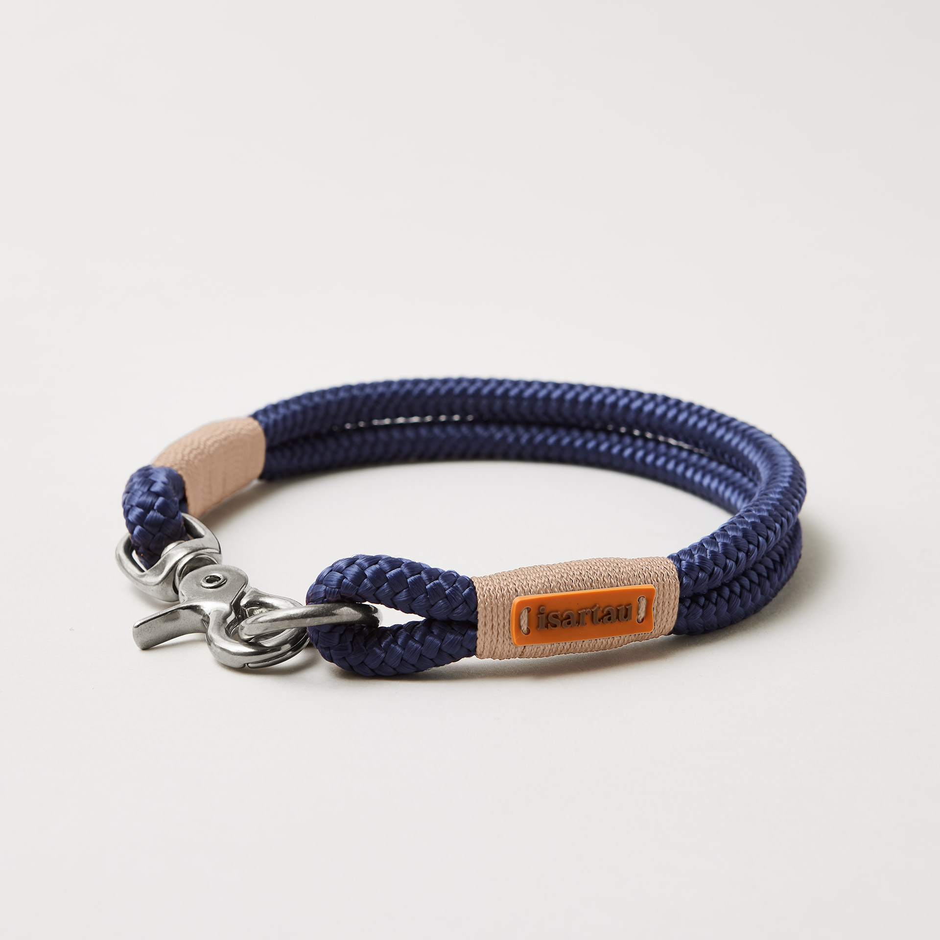 Feste Halsung aus Tau in der Farbe Indigo Sea Beige, 10 mm mit silberfarbenen Beschlägen, dunkelblaues Tau mit beiger Takelung