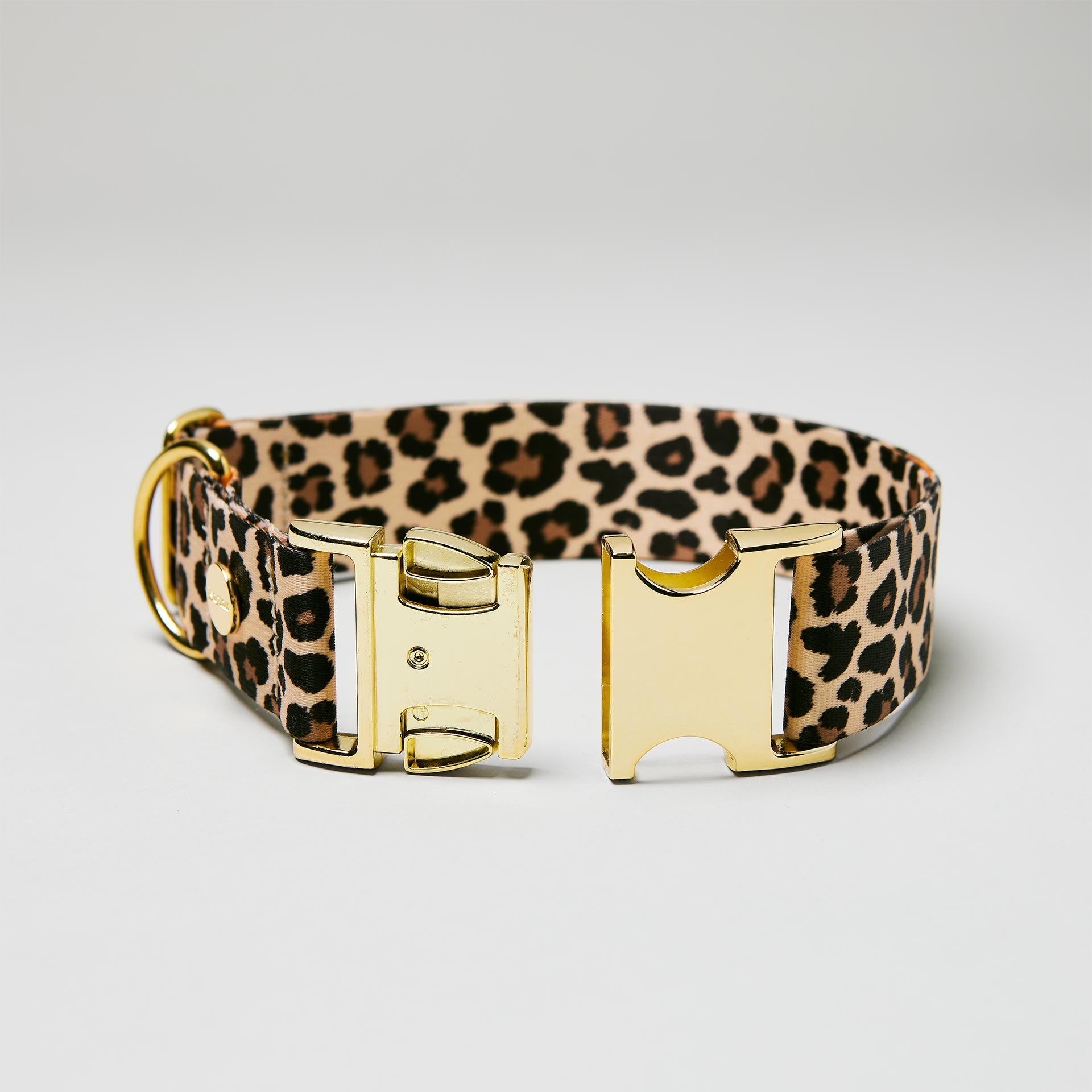 Detailaufnahme verstellbares Halsband Leo mit offener goldfarbener Steckschließe, Gurtband mit Leoprint