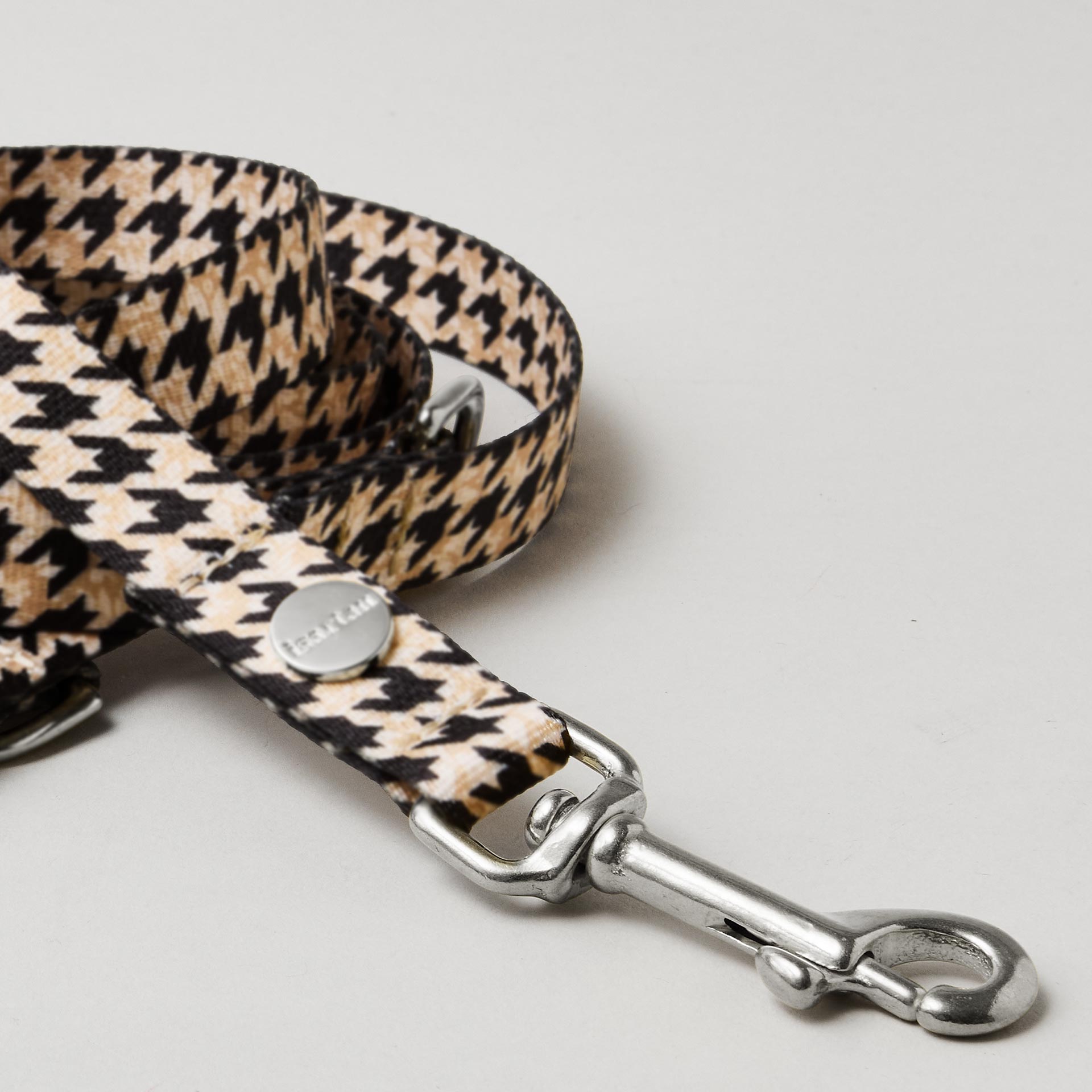 Detailaufnahme Designerleine Stadtgeflüster 20 mm breit – silberfarbene Karabiner