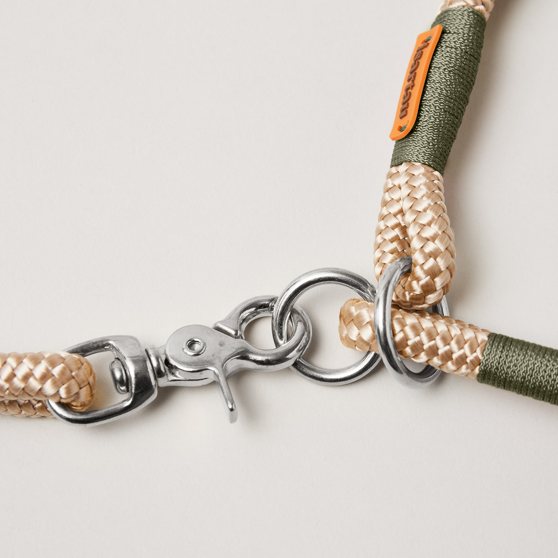 Detail Zugstopp Halsband mit Tauleine Wood Owl Oliv, beiges Tau mit olive Takelung, Fokus auf silberfarbenen Ringen und Karabiner