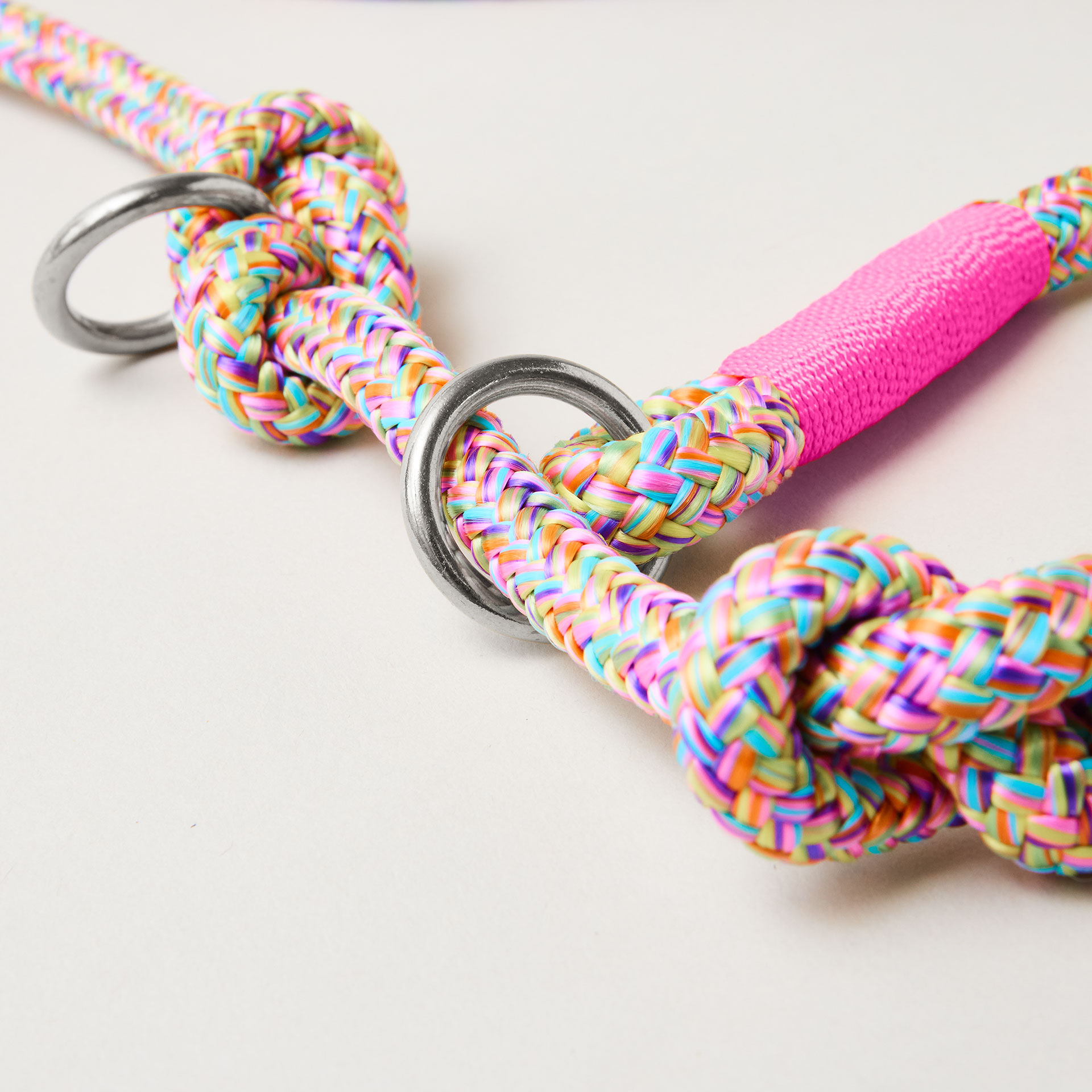 Detail Retrieverleine Easy Summer Neonpink mit verstellbaren Knoten für Hals- und Kopfumfang, silberne Karabiner, buntes Tau mit neonpinker Takelung