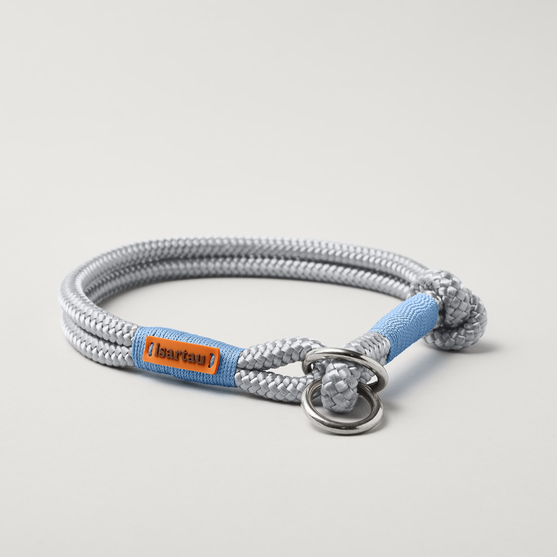 Tauhalsband Zugstopp Pebble Stone Hellblau 8 und 10 mm mit silberfarbenen Beschlägen, hellgraues Tau mit hellblauer Takelung