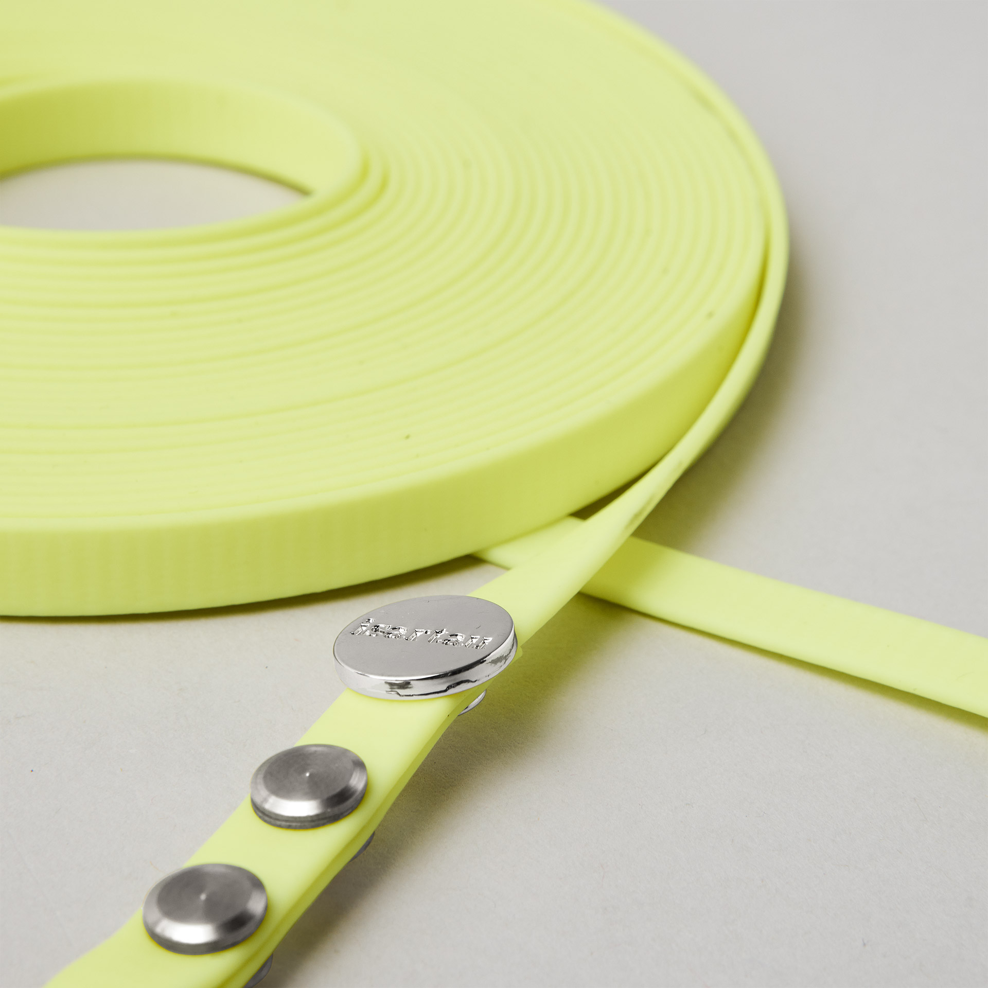 Detail Schleppleine Neongelb, Buchschrauben und Logo silberfarben