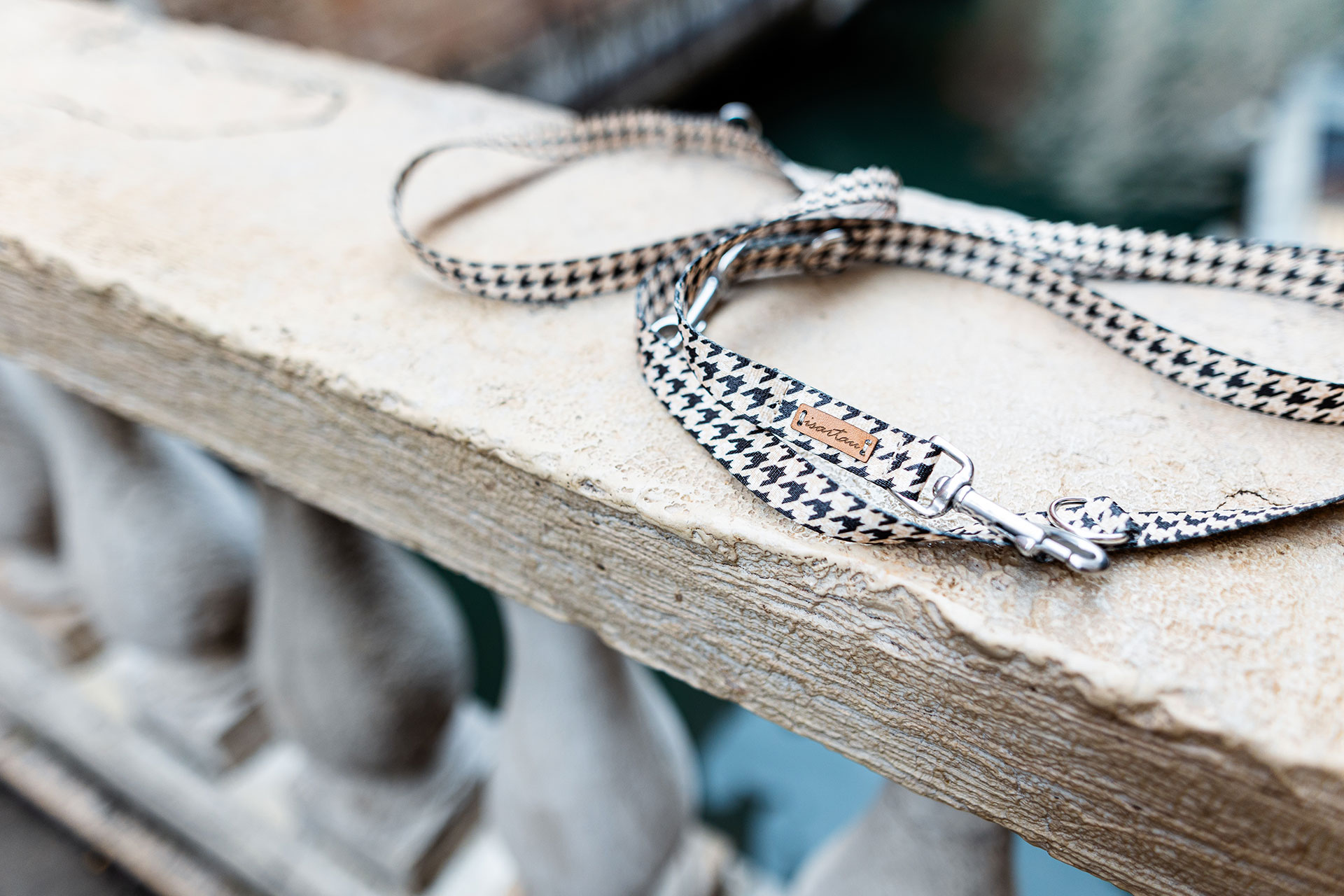 Designerleine Stadtgeflüster liegend an Brückengeländer