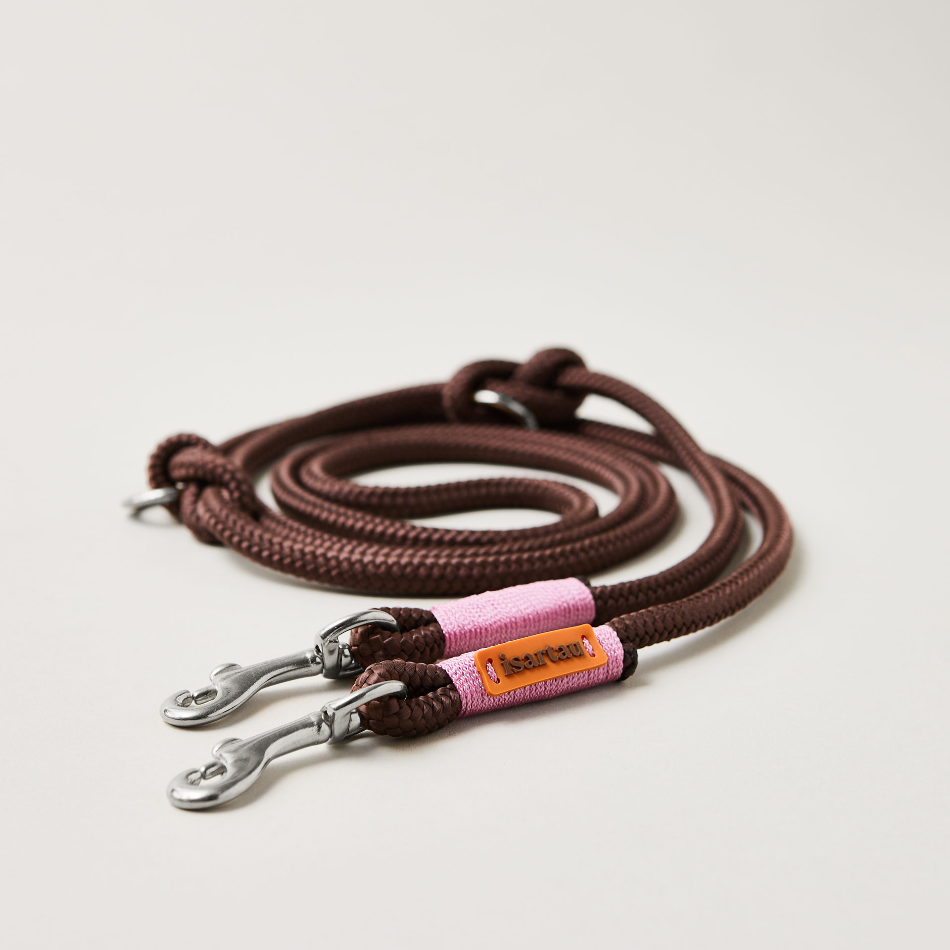 Hundeleine aus Tau Classy Chestnut Rose 8 mm verstellbar mit leichten silberfarbenen Karabinern, braunes Tau mit rosafarbener Takelung, flexibel Längenverstellbar über Knoten