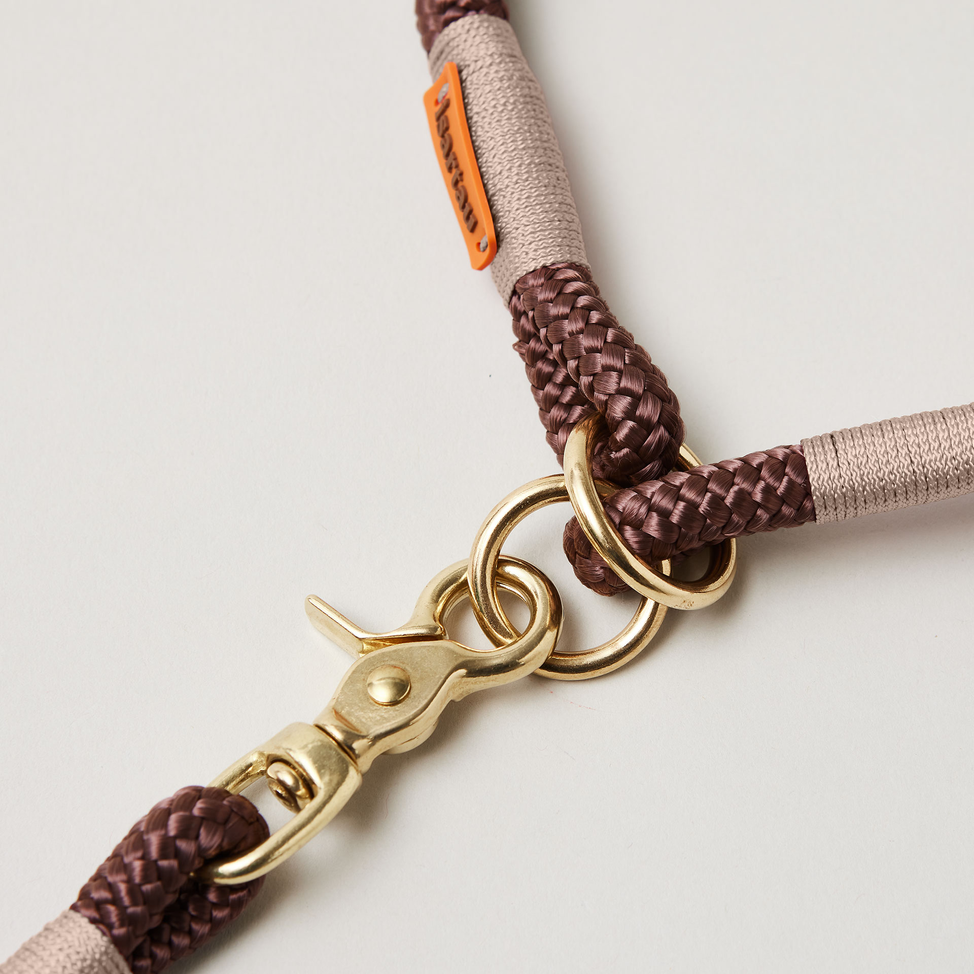 Detail Zugstopp Halsband mit Tauleine Classy Chestnut Beige, braunes Tau mit beiger Takelung Fokus auf Messingringe und Karabiner