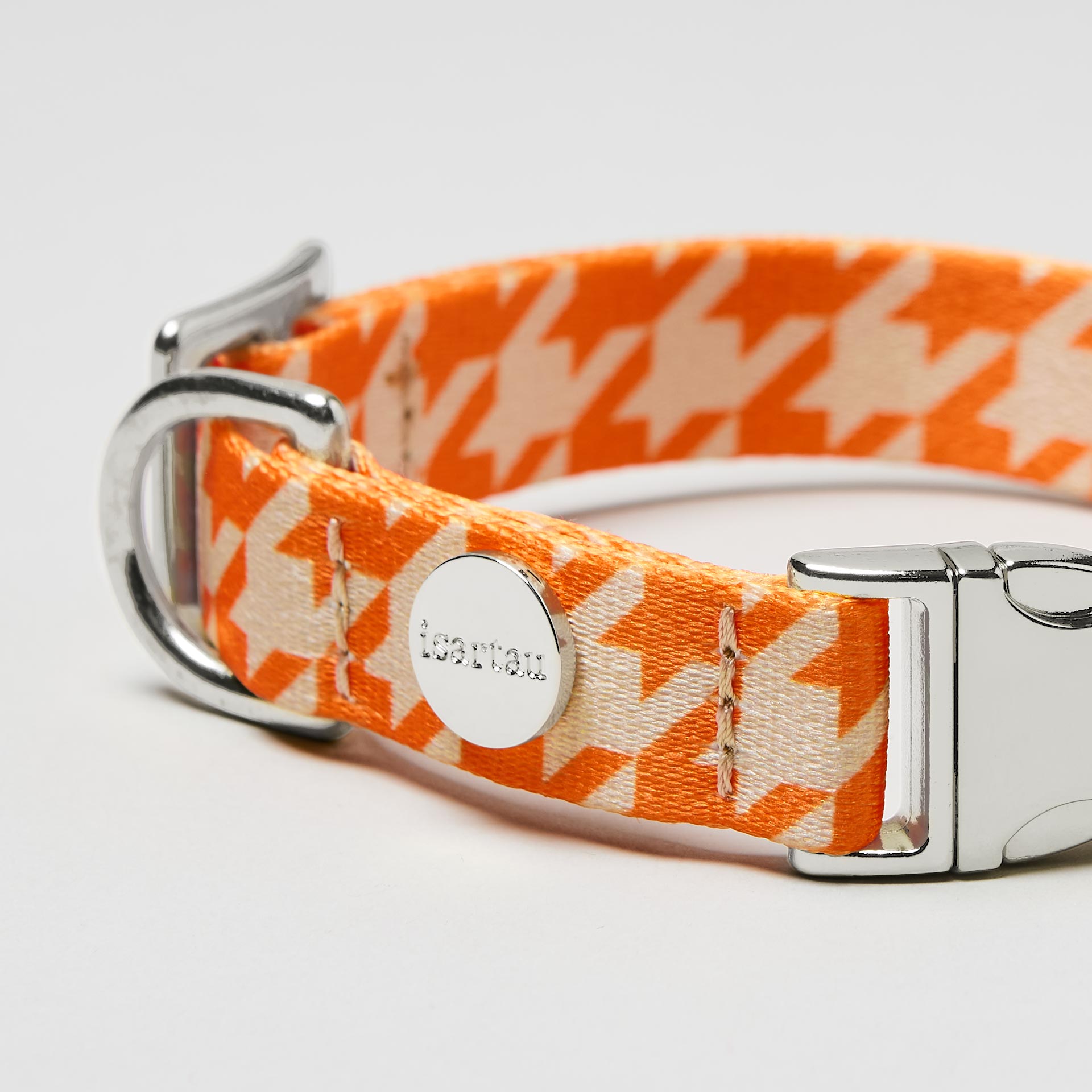 Nahaufnahme verstellbares Halsband Wandler silberfarben, Gurtband mit Hahnentritt Muster