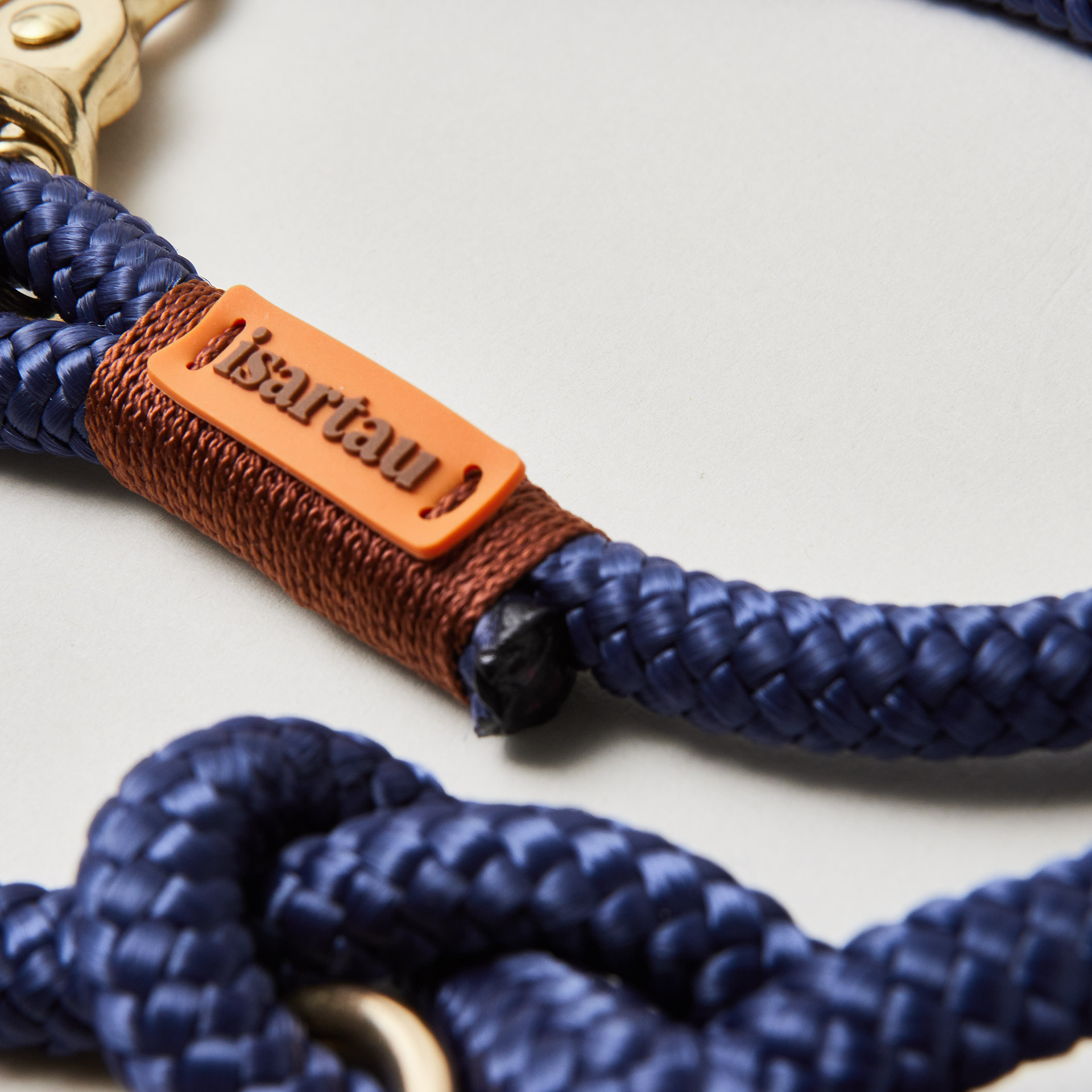 Detail isartau-Logo, feine Gravur auf dunkelblauem Tau und brauner Takelung