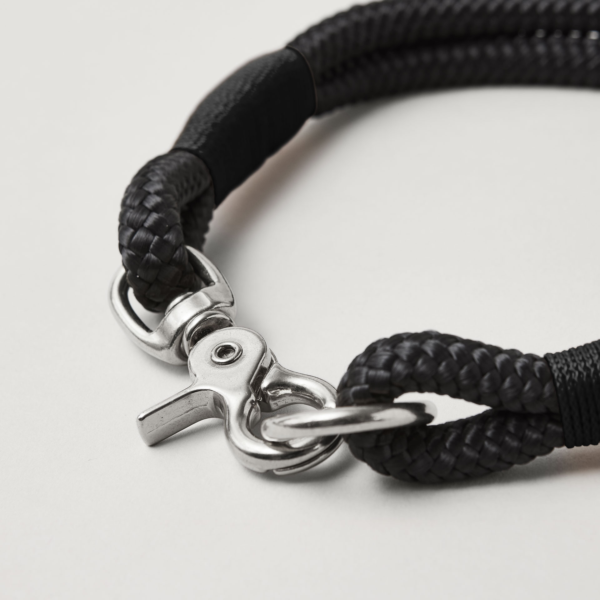 Detail Hundehalsband aus Tau Black Mamba Schwarz mit silberfarbenen Beschlägen, schwarzes Tau mit schwarzer Takelung