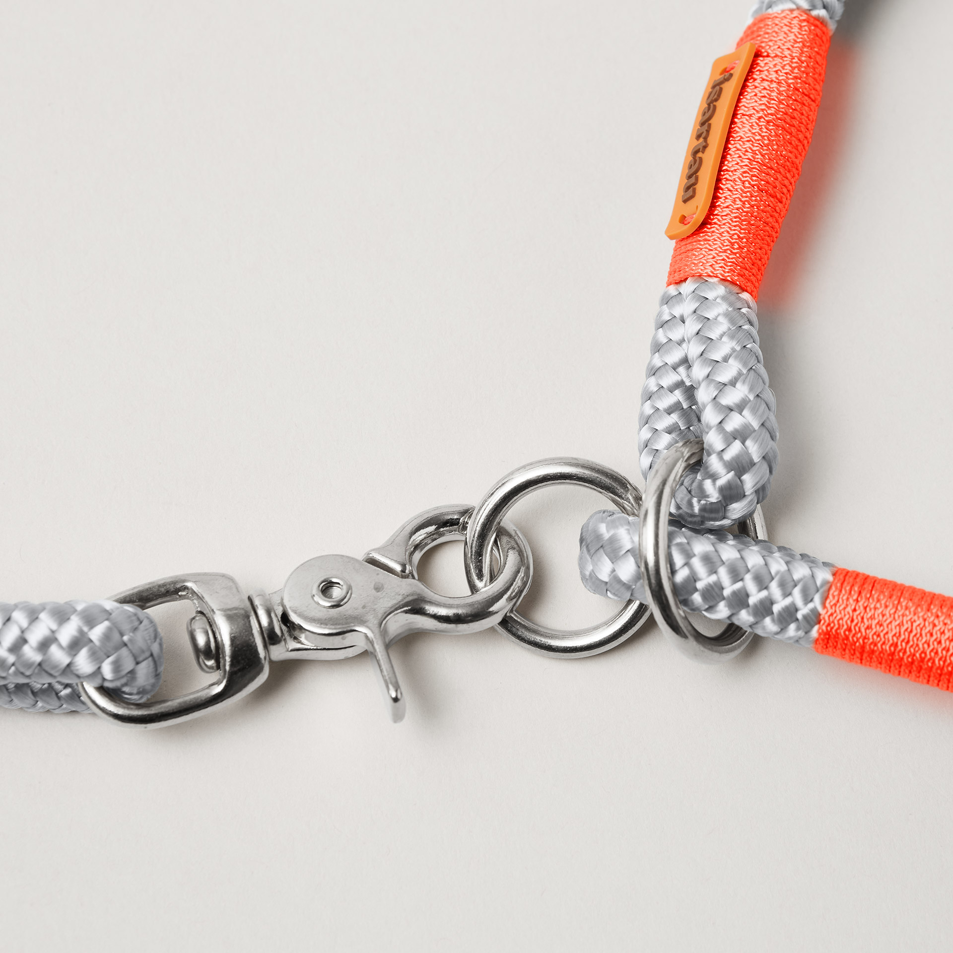 Detail Tauset Pebble Stone Neonorange mit silberfarbenen Beschlägen, hellgraues Tau mit neonoranger Takelung