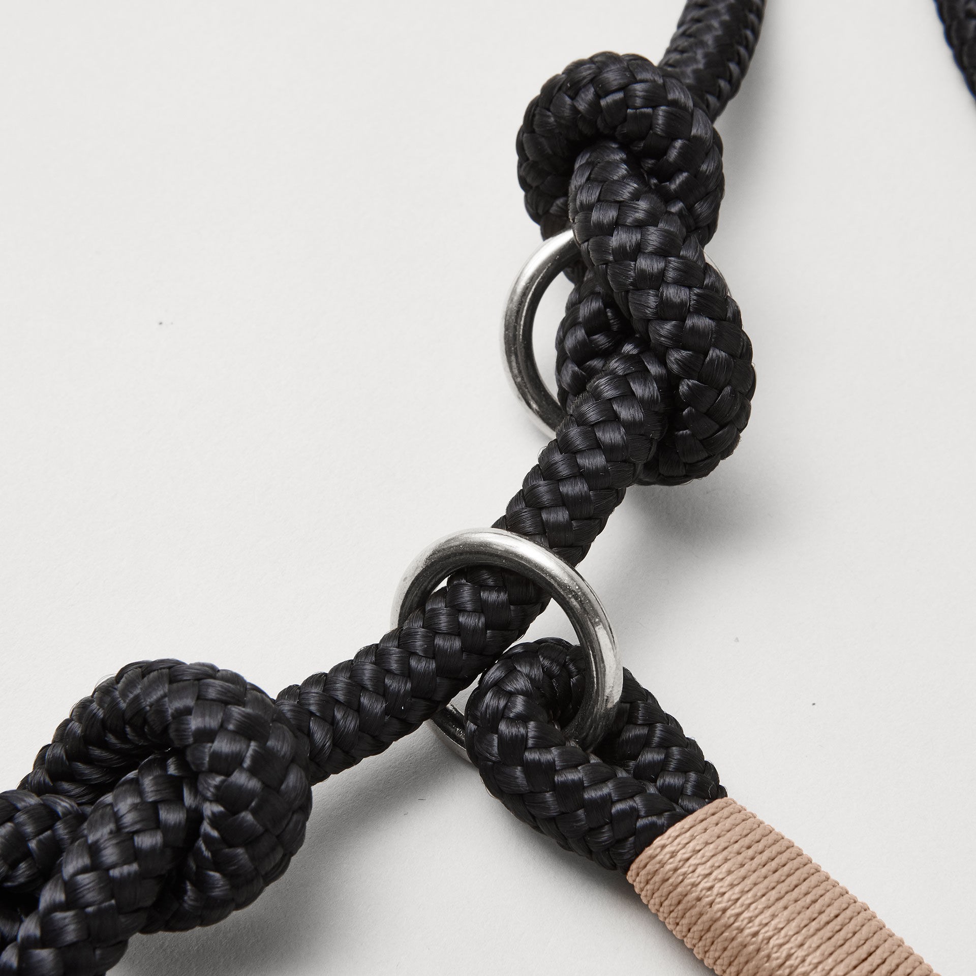 Detail Retrieverleine Black Mamba Beige mit verstellbaren Knoten für Hals- und Kopfumfang, silberne Karabiner, schwarzem Tau mit beiger Takelung
